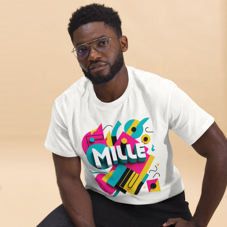 Camiseta MILLE ARCADE Tee de color blanco con diseño gráfico vibrante. Vista frontal de modelo sentado con gafas.