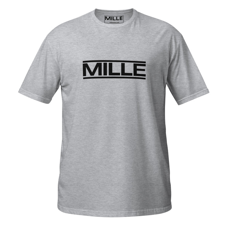 Camiseta MILLE CODE de color gris sport con logo MILLE en color negro en el pecho y etiqueta interior de la marca visible. Vista frontal.