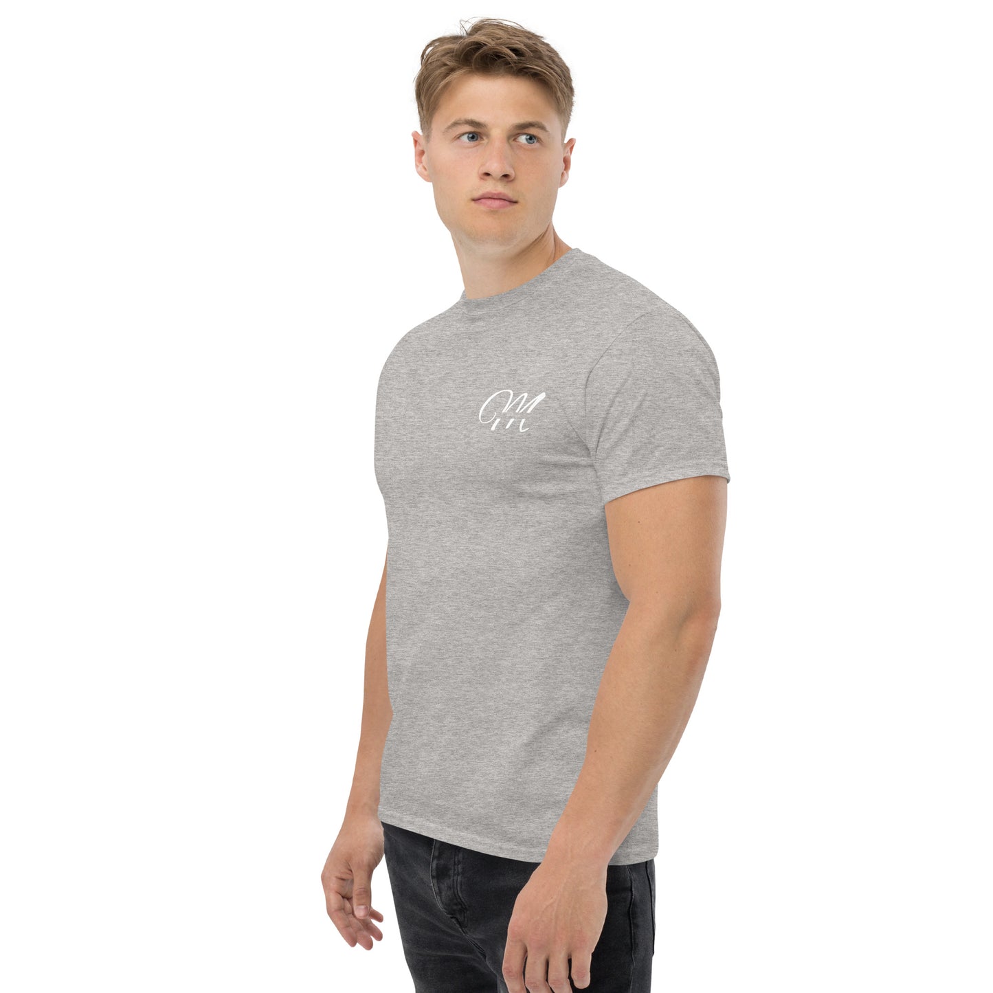 Camiseta MILLE Esencia Clásica de color gris sport con logo MILLE blanco en el pecho. Vista frontal ligeramente lateral de modelo.