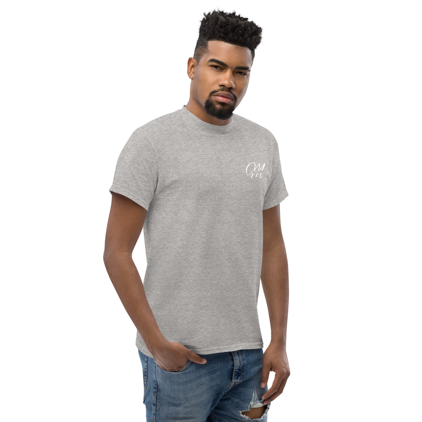 Camiseta MILLE Esencia Clásica de color gris sport con logo MILLE blanco en el pecho. Vista frontal ligeramente angulada de modelo.