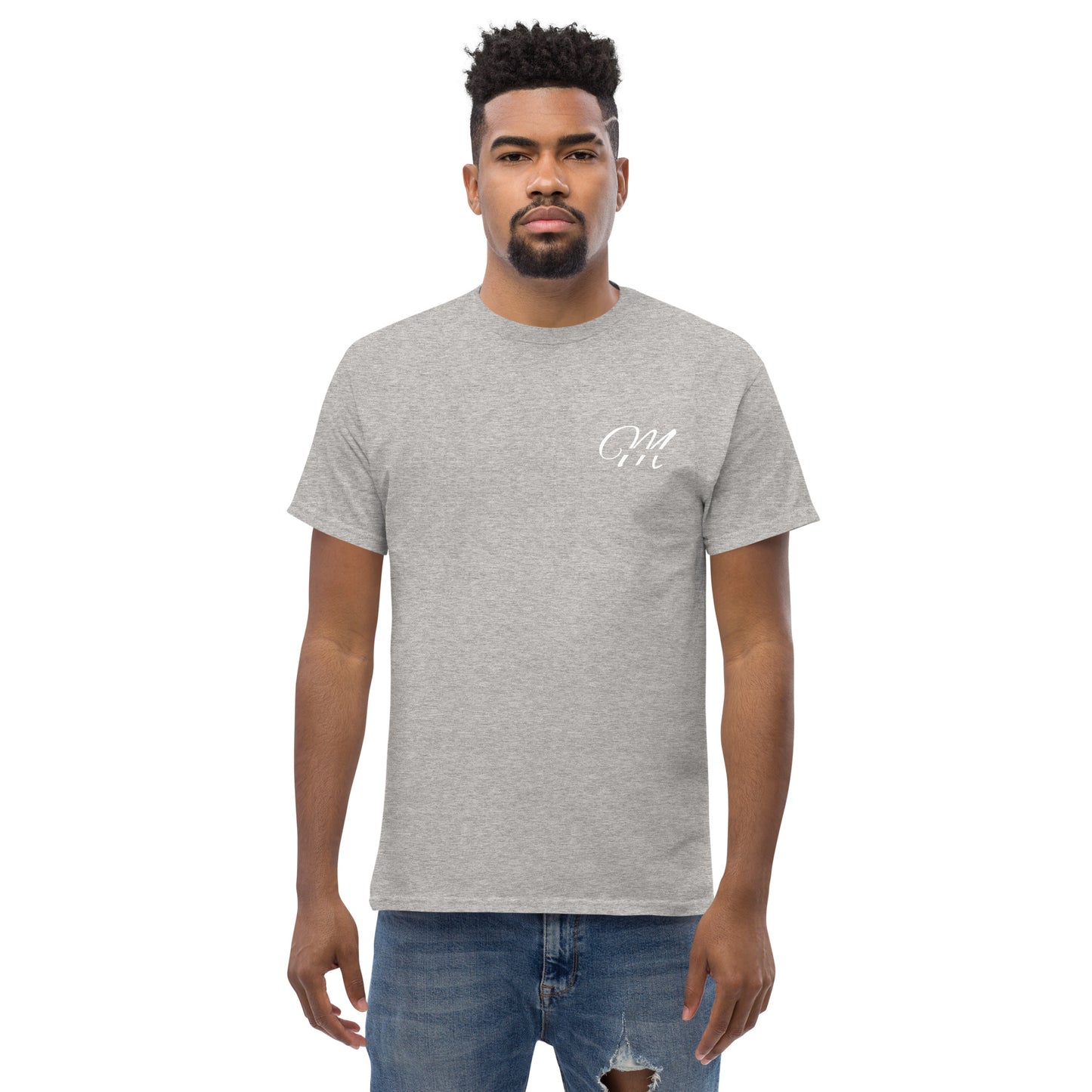Camiseta MILLE Esencia Clásica de color gris sport con logo MILLE blanco en el pecho. Vista frontal de modelo con expresión seria.