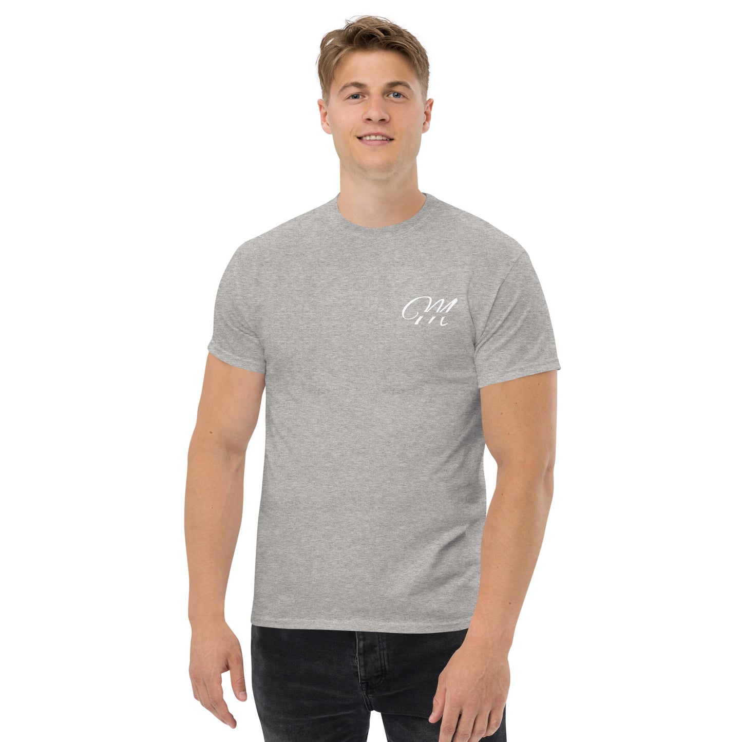 Camiseta MILLE Esencia Clásica de color gris sport con logo MILLE blanco en el pecho. Vista frontal de modelo sonriente.