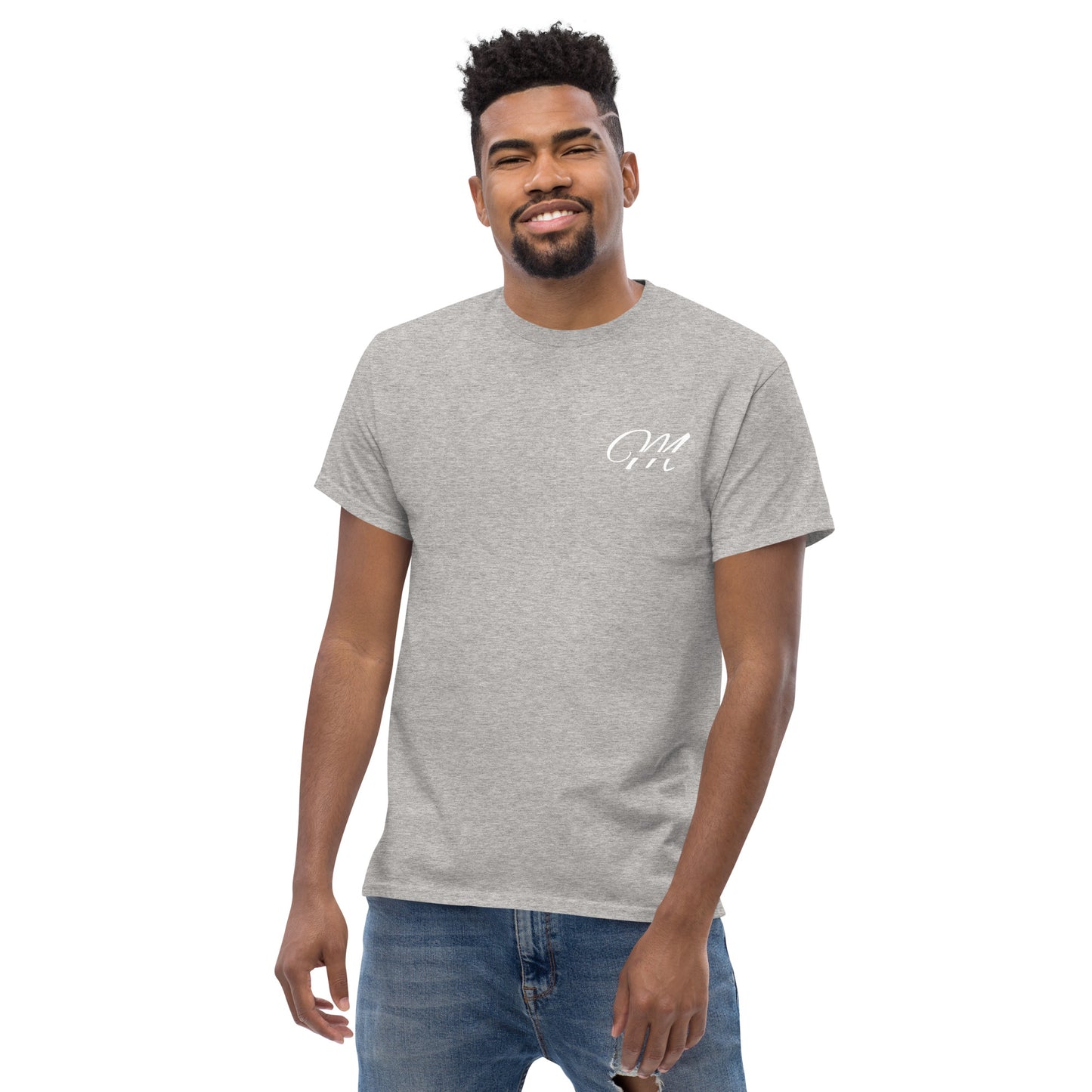Camiseta MILLE Esencia Clásica de color gris sport con logo MILLE blanco en el pecho. Vista frontal de modelo sonriente.
