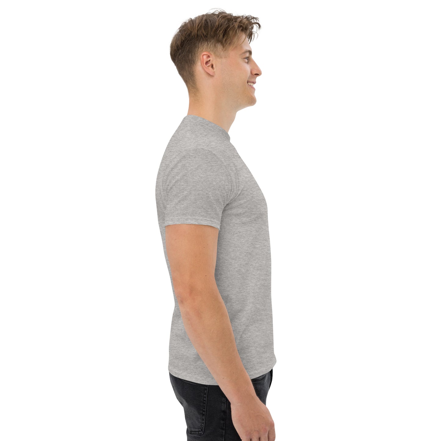 Camiseta MILLE Esencia Clásica de color gris sport con logo MILLE blanco en el pecho. Vista lateral derecha de modelo.