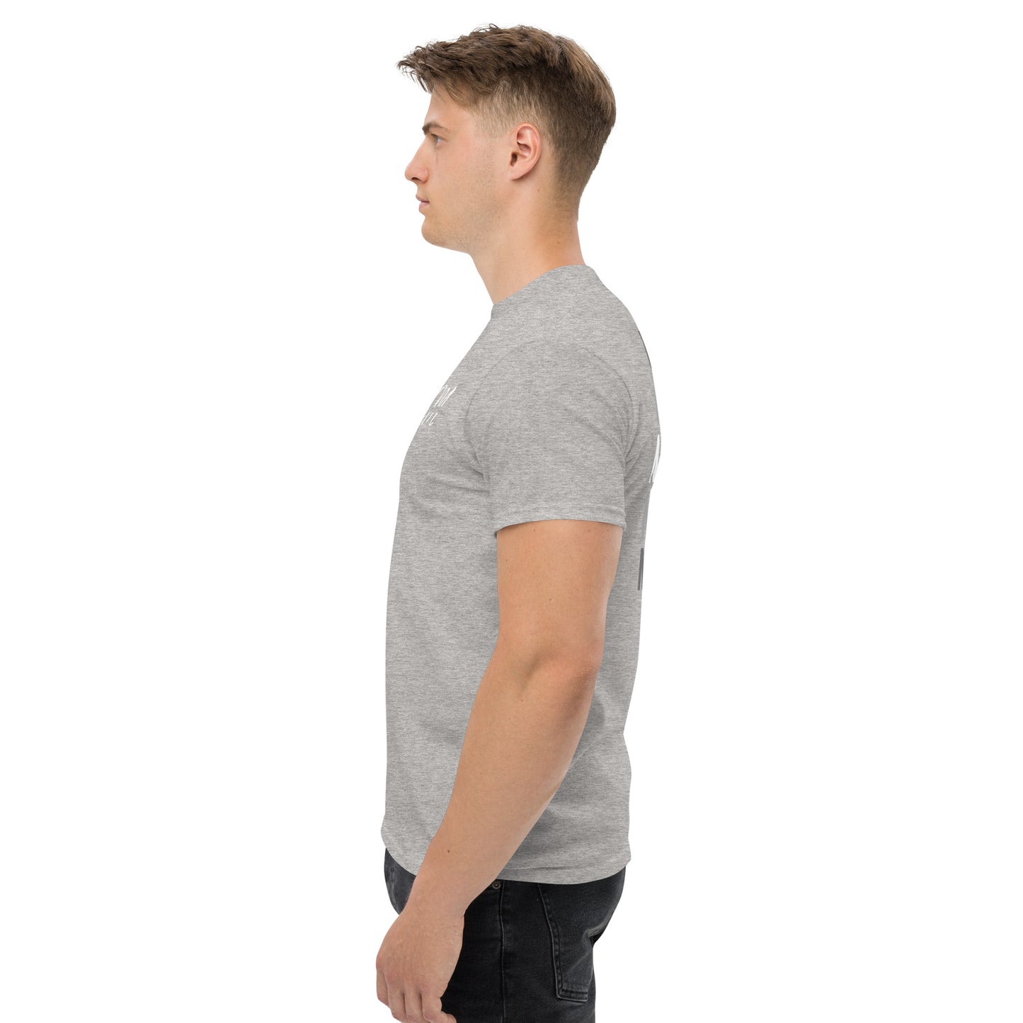 Camiseta MILLE Esencia Clásica de color gris sport con logo MILLE blanco en el pecho. Vista lateral izquierda de modelo.