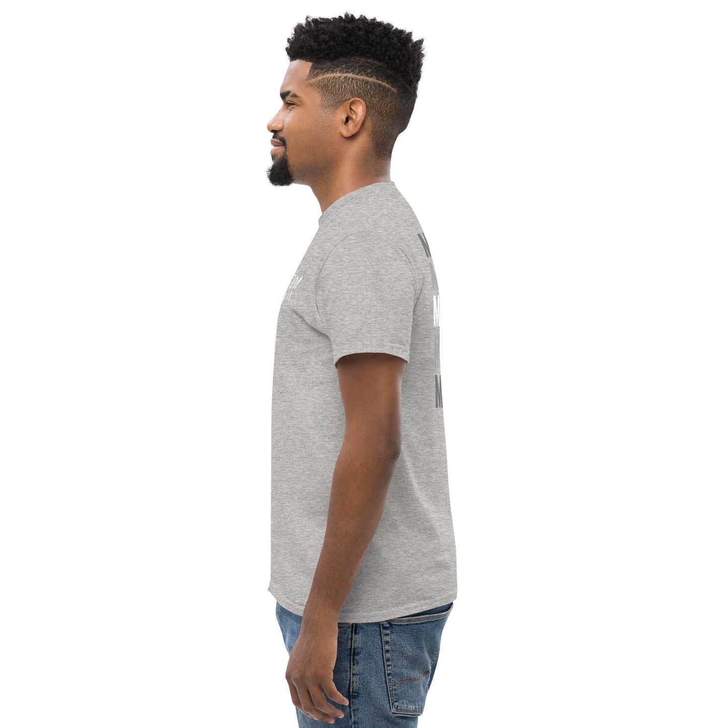 Camiseta MILLE Esencia Clásica de color gris sport con logo MILLE blanco en el pecho. Vista lateral de modelo.