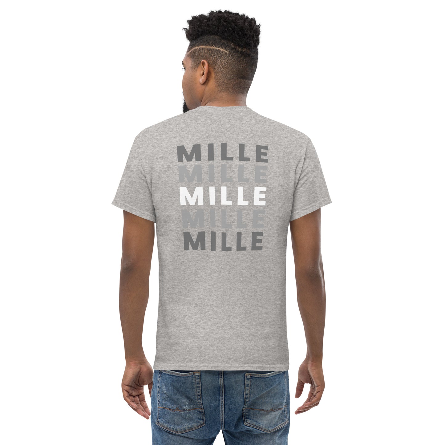 Camiseta MILLE Esencia Clásica de color gris sport con diseño de texto MILLE repetido en la espalda. Vista trasera en modelo de espaldas.