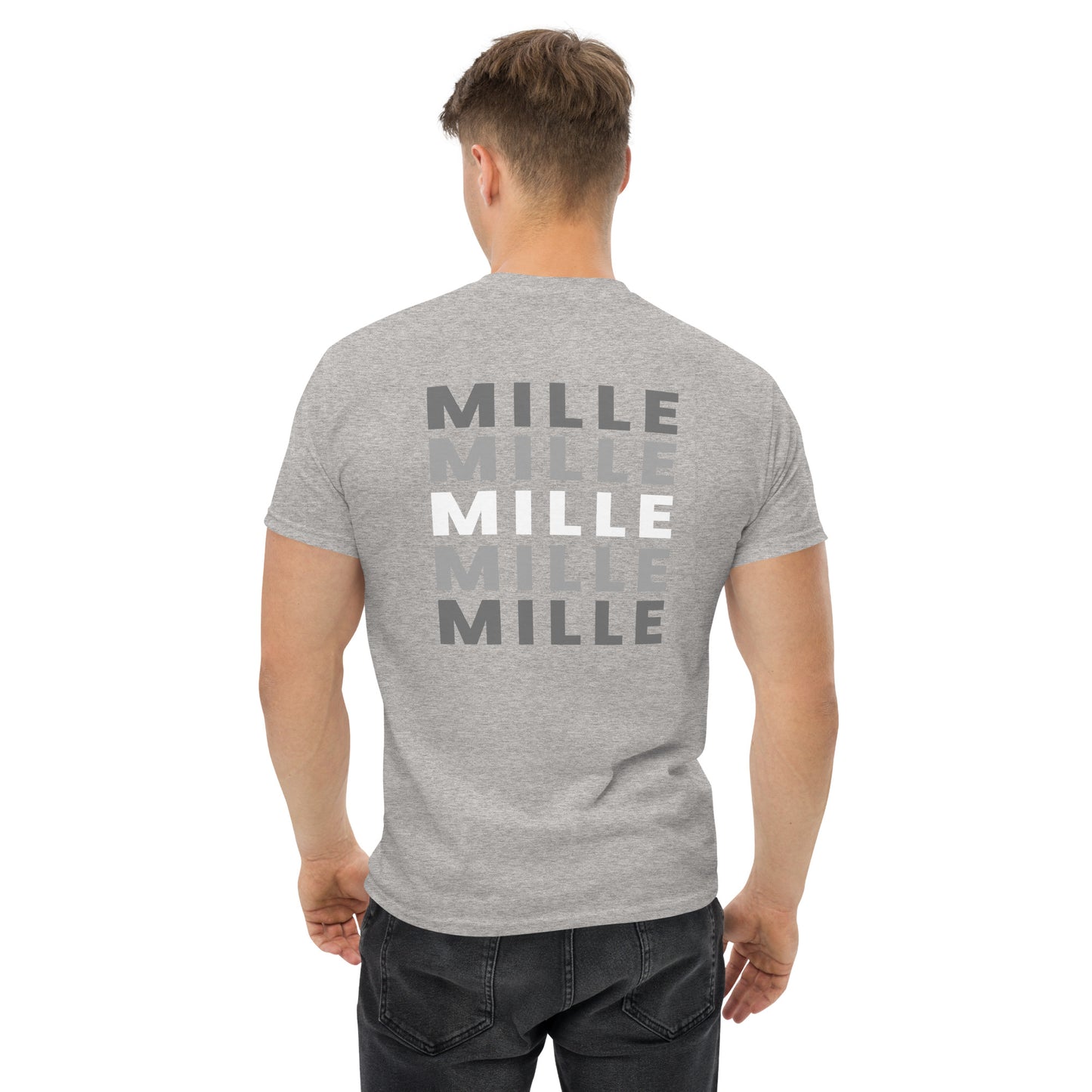 Camiseta MILLE Esencia Clásica de color gris sport con diseño de texto MILLE repetido en gris en la espalda. Vista trasera de modelo.