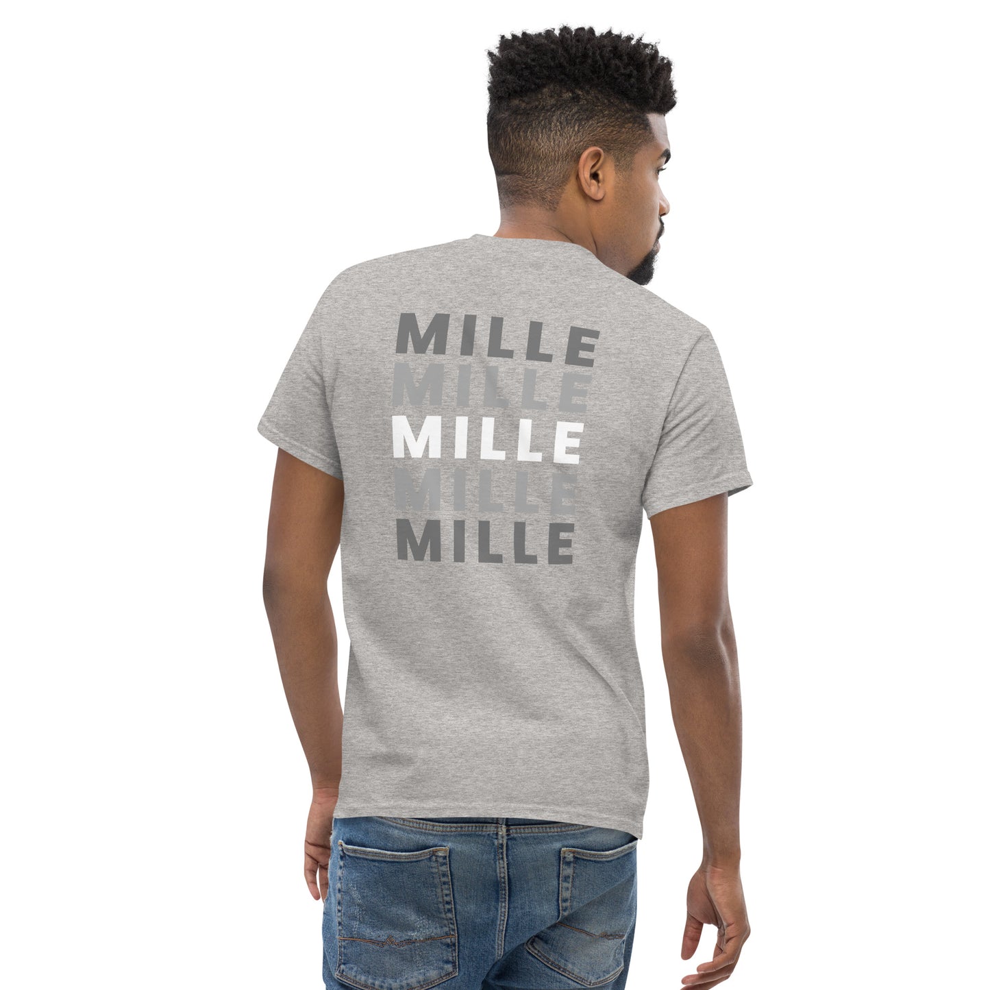 Camiseta MILLE Esencia Clásica de color gris sport con diseño de texto MILLE repetido en la espalda. Vista trasera en modelo.