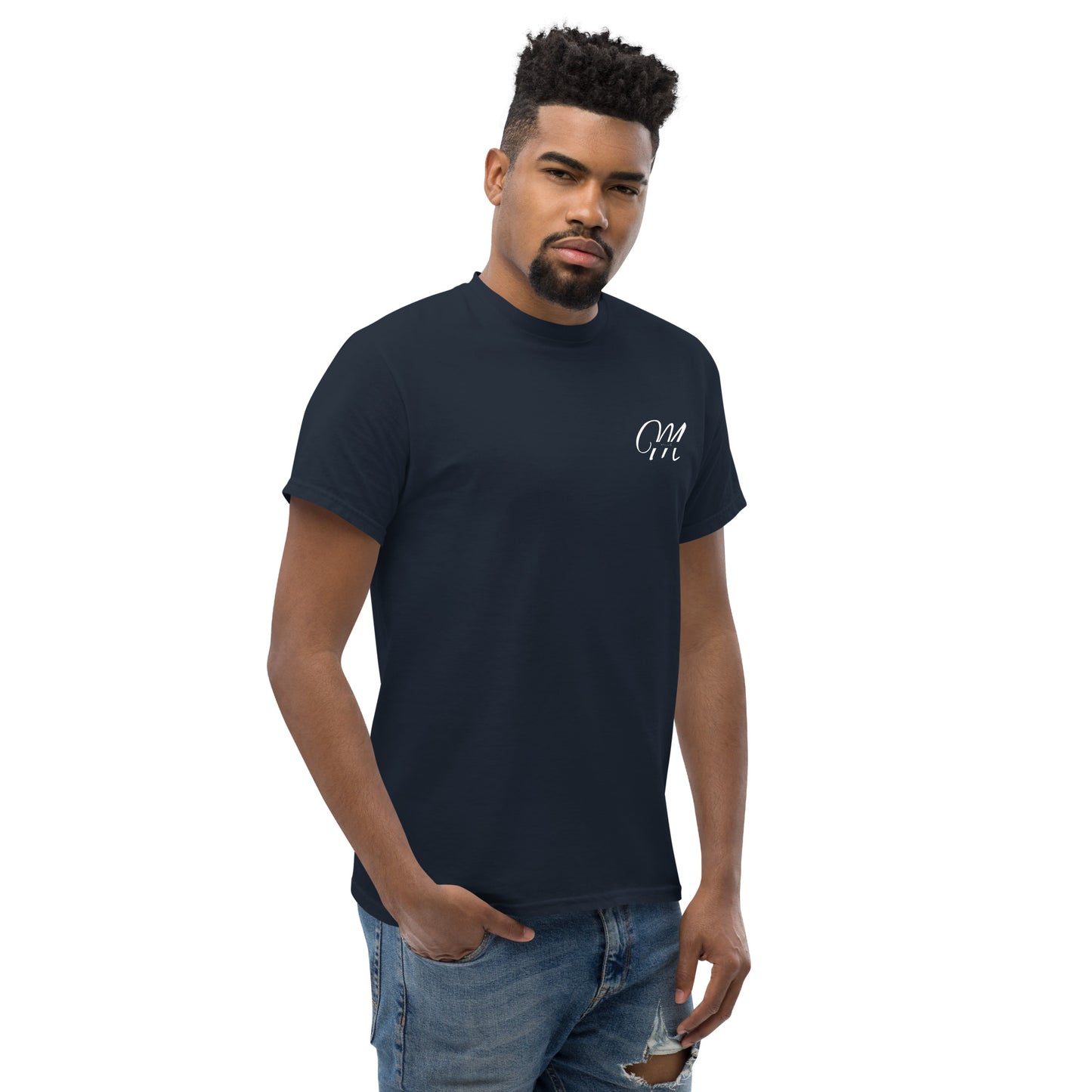 Camiseta MILLE Esencia Clásica de color marino con logo MILLE blanco en el pecho. Vista frontal de modelo con mano en el bolsillo.