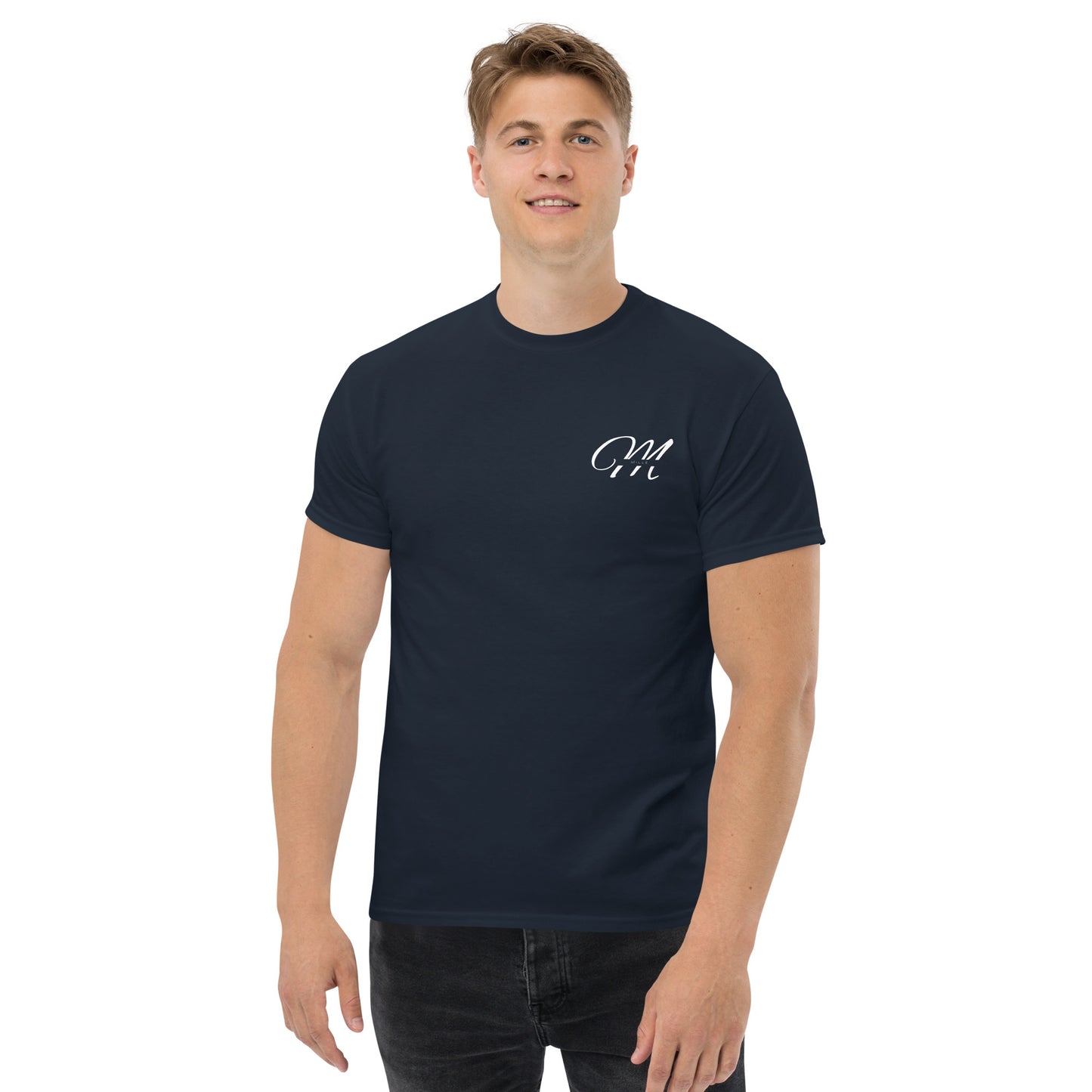 Camiseta MILLE Esencia Clásica de color marino con logo MILLE blanco en el pecho. Vista frontal de modelo sonriente.
