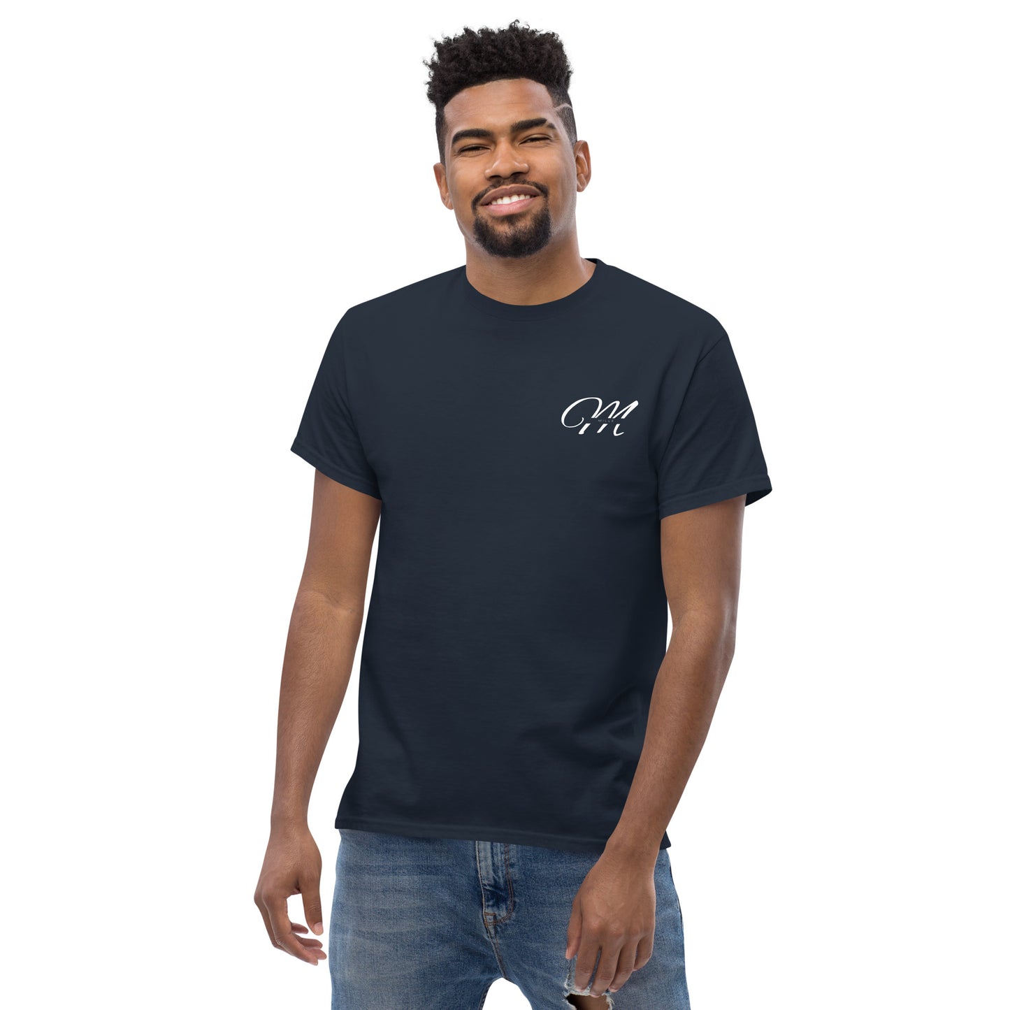 Camiseta MILLE Esencia Clásica de color marino con logo MILLE blanco en el pecho. Vista frontal de modelo sonriente.