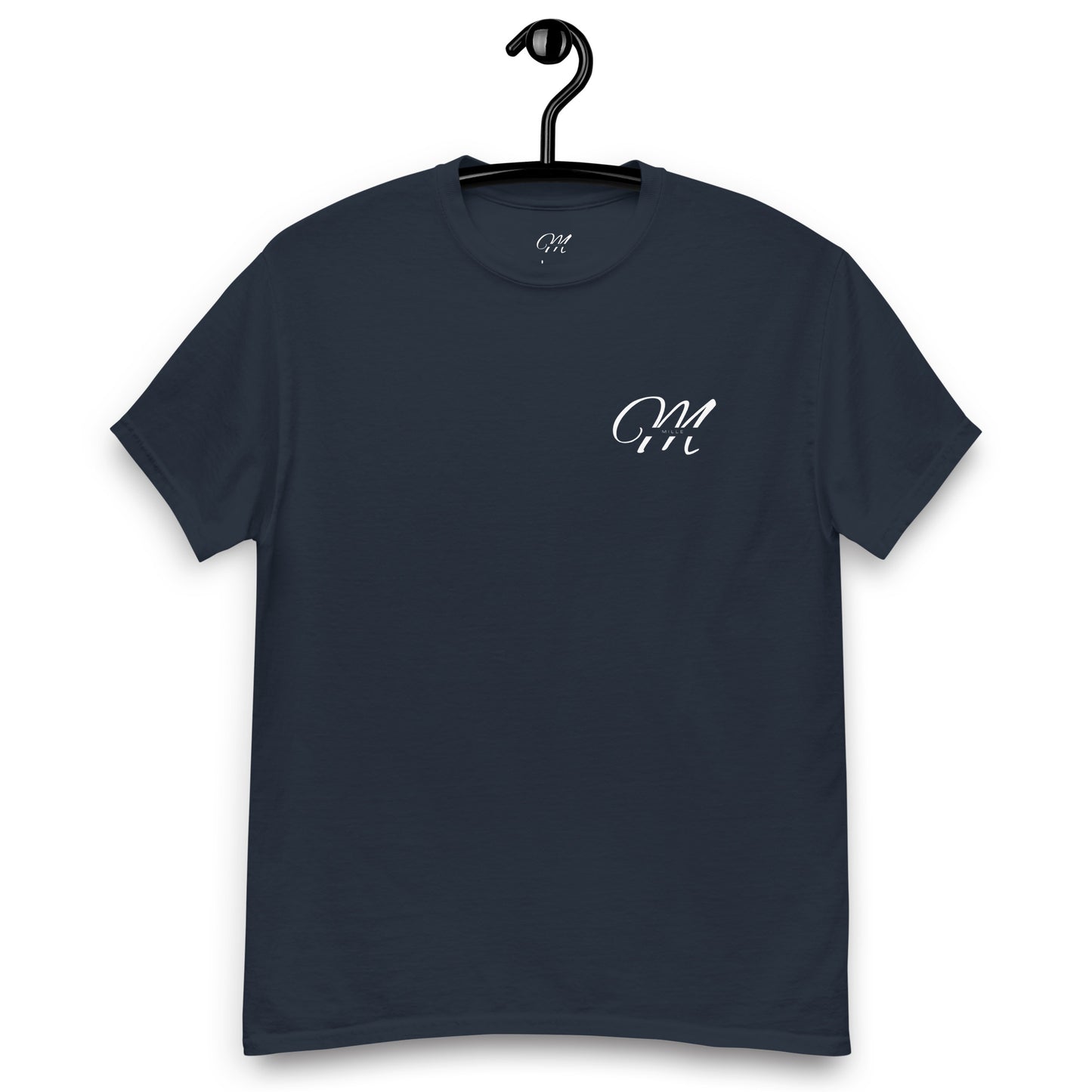 Camiseta MILLE Esencia Clásica de color marino con logo MILLE blanco en el pecho. Vista frontal de la prenda en percha.