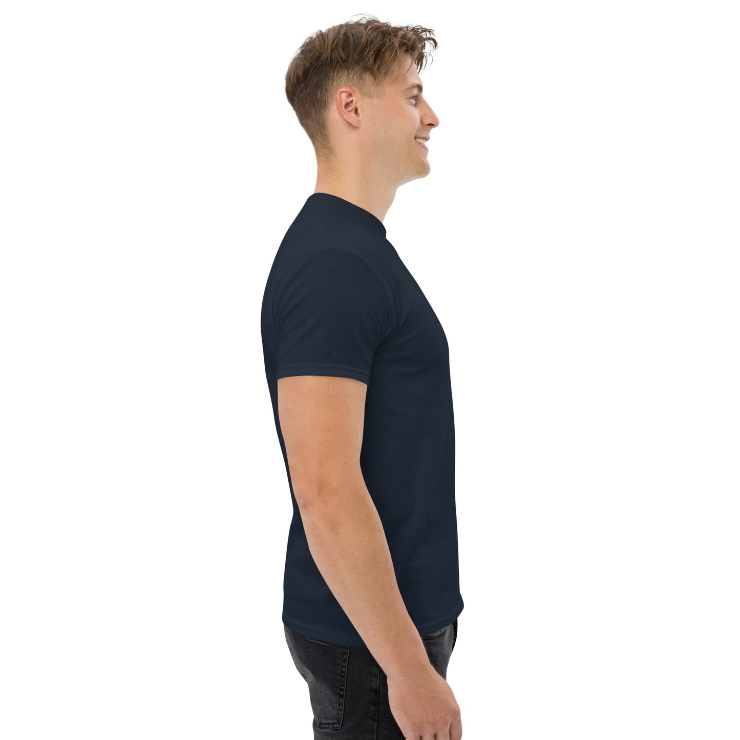 Camiseta MILLE Esencia Clásica de color marino con logo MILLE blanco en el pecho. Vista lateral derecha de modelo.