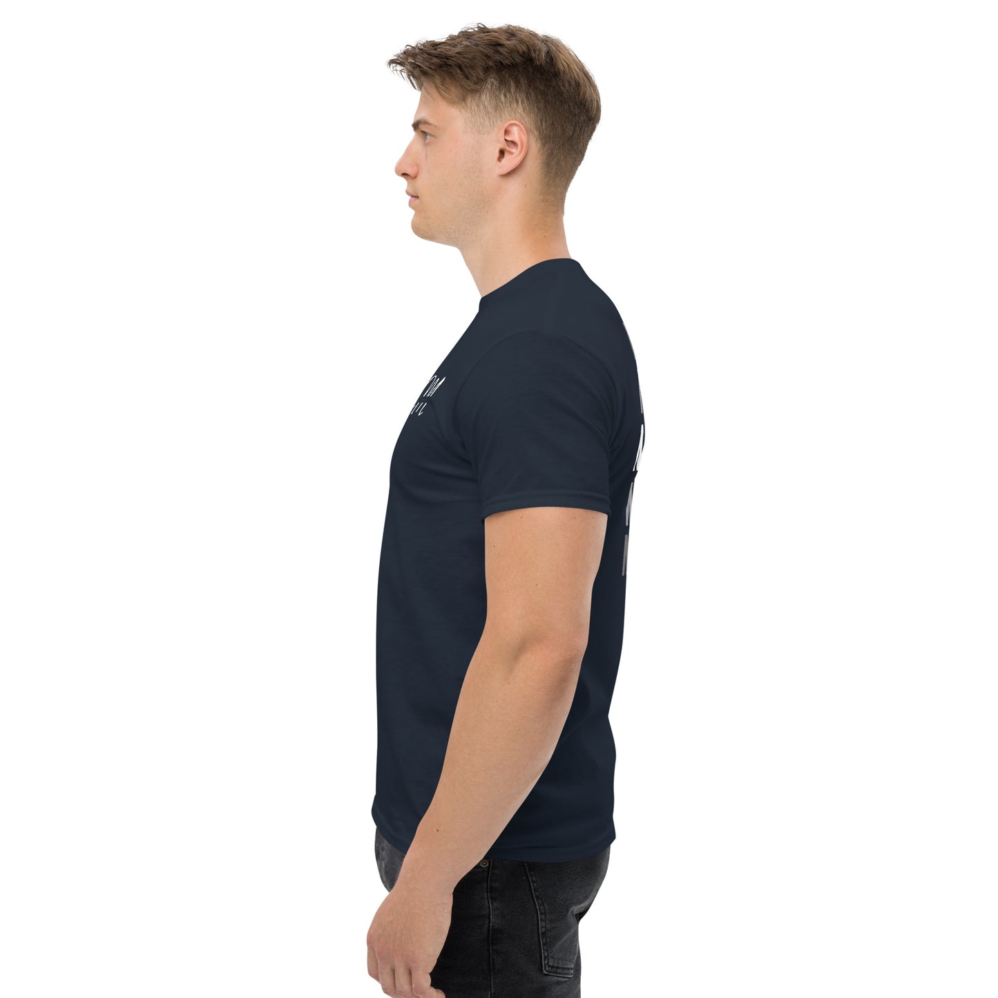 Camiseta MILLE Esencia Clásica de color marino con logo MILLE blanco en el pecho. Vista lateral izquierda de modelo.