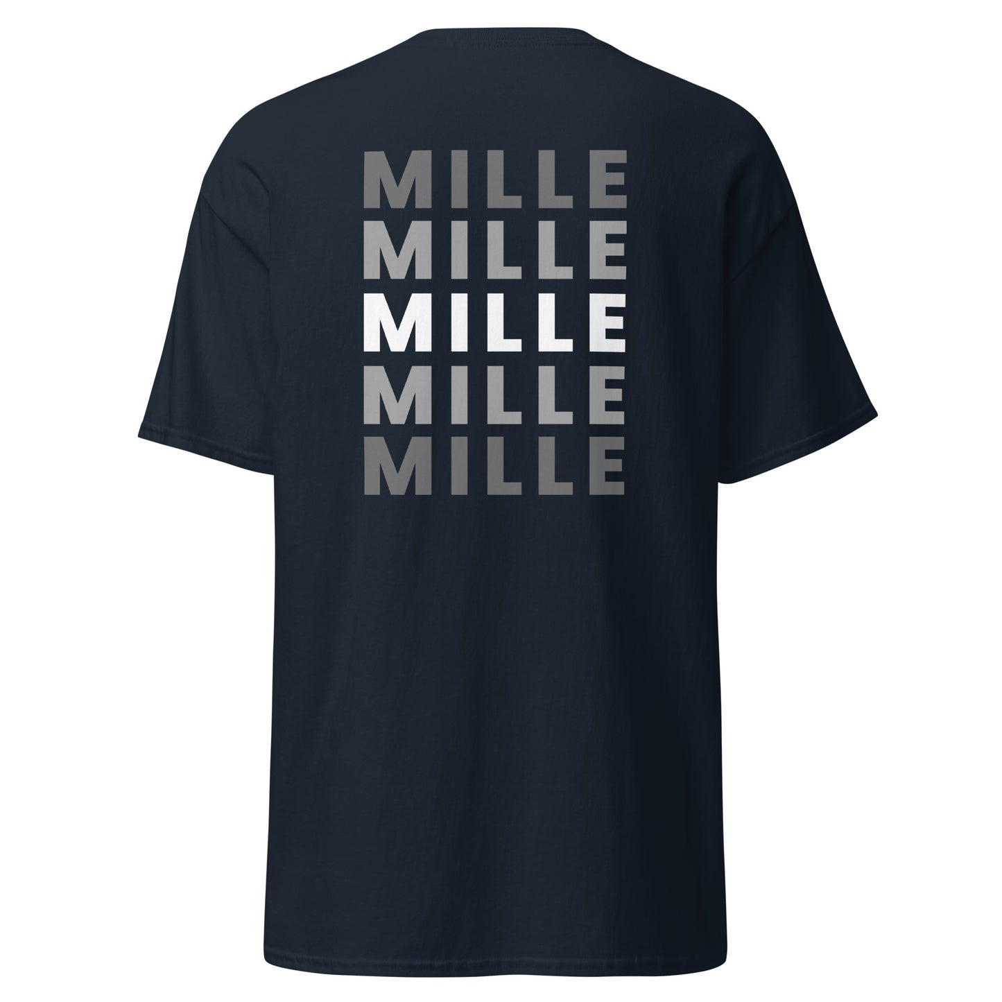 Camiseta MILLE Esencia Clásica de color marino, vista trasera cercana mostrando el diseño de texto MILLE repetido en gris.