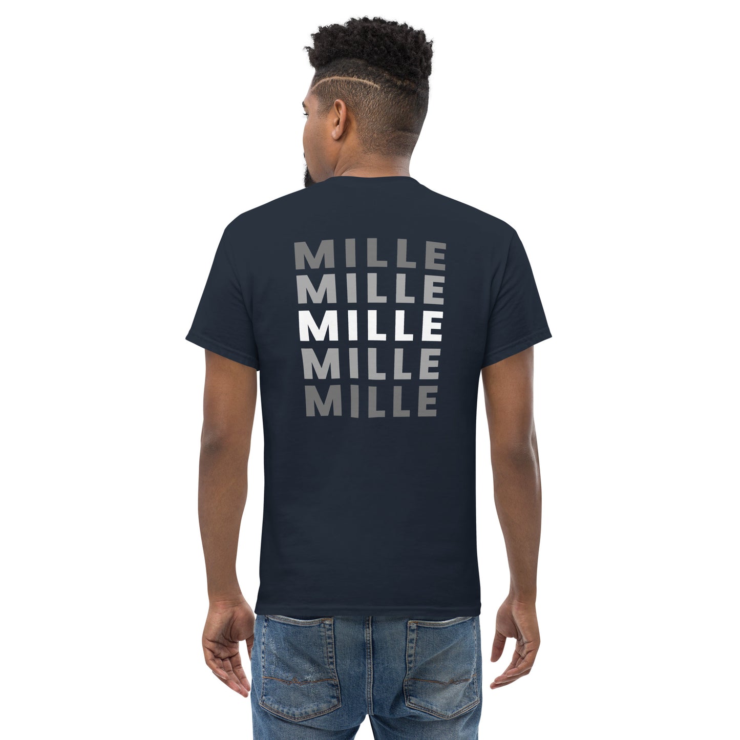 Camiseta MILLE Esencia Clásica de color marino con diseño de texto MILLE repetido en la espalda. Vista trasera en modelo de espaldas.