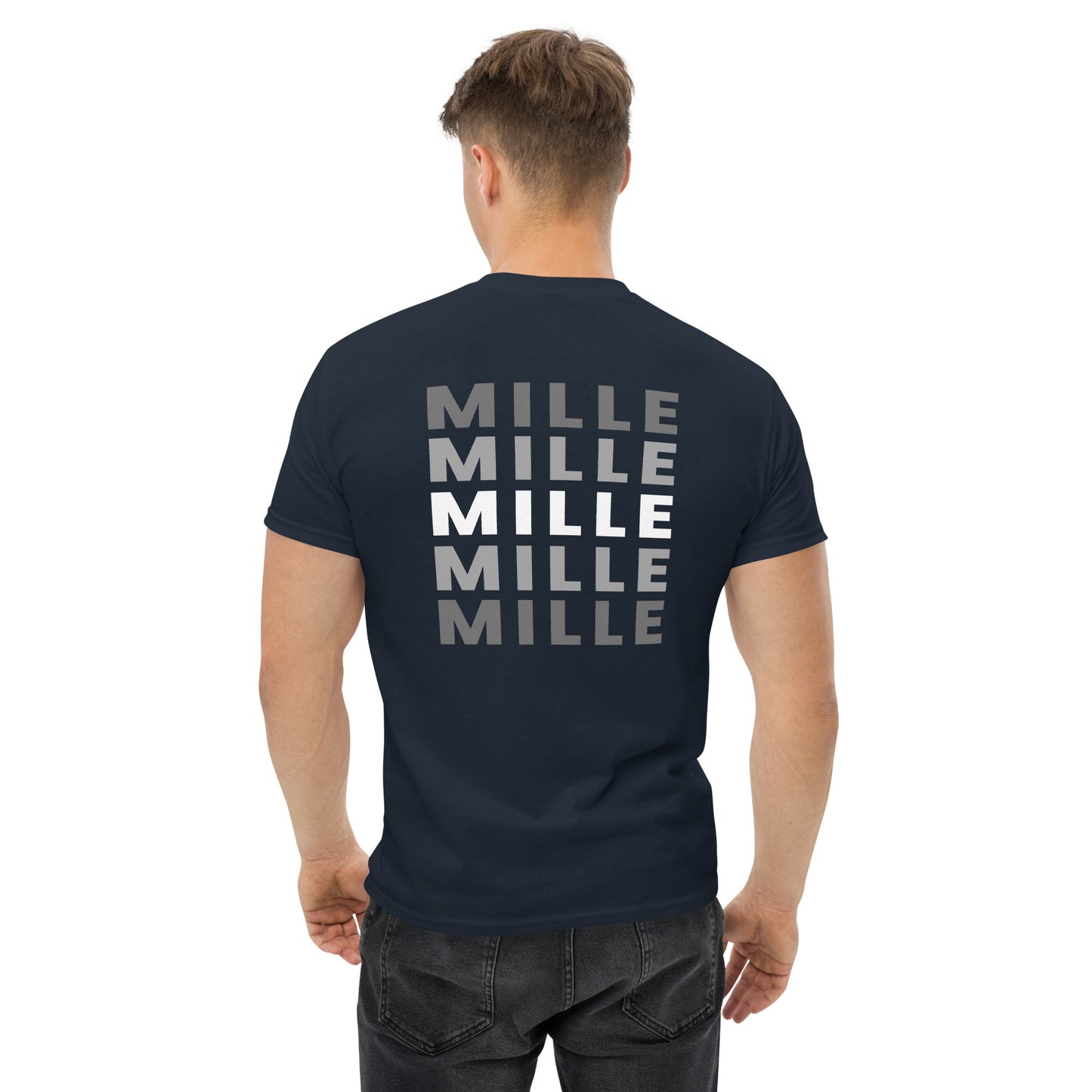 Camiseta MILLE Esencia Clásica de color marino con diseño de texto MILLE repetido en gris en la espalda. Vista trasera de modelo.