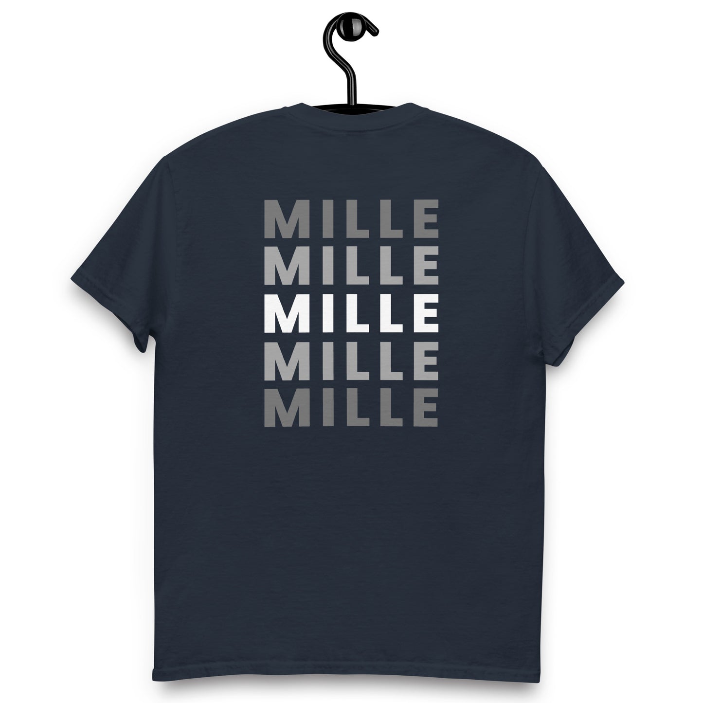 Camiseta MILLE Esencia Clásica de color marino con diseño de texto MILLE repetido en la espalda. Vista trasera de la prenda en percha.