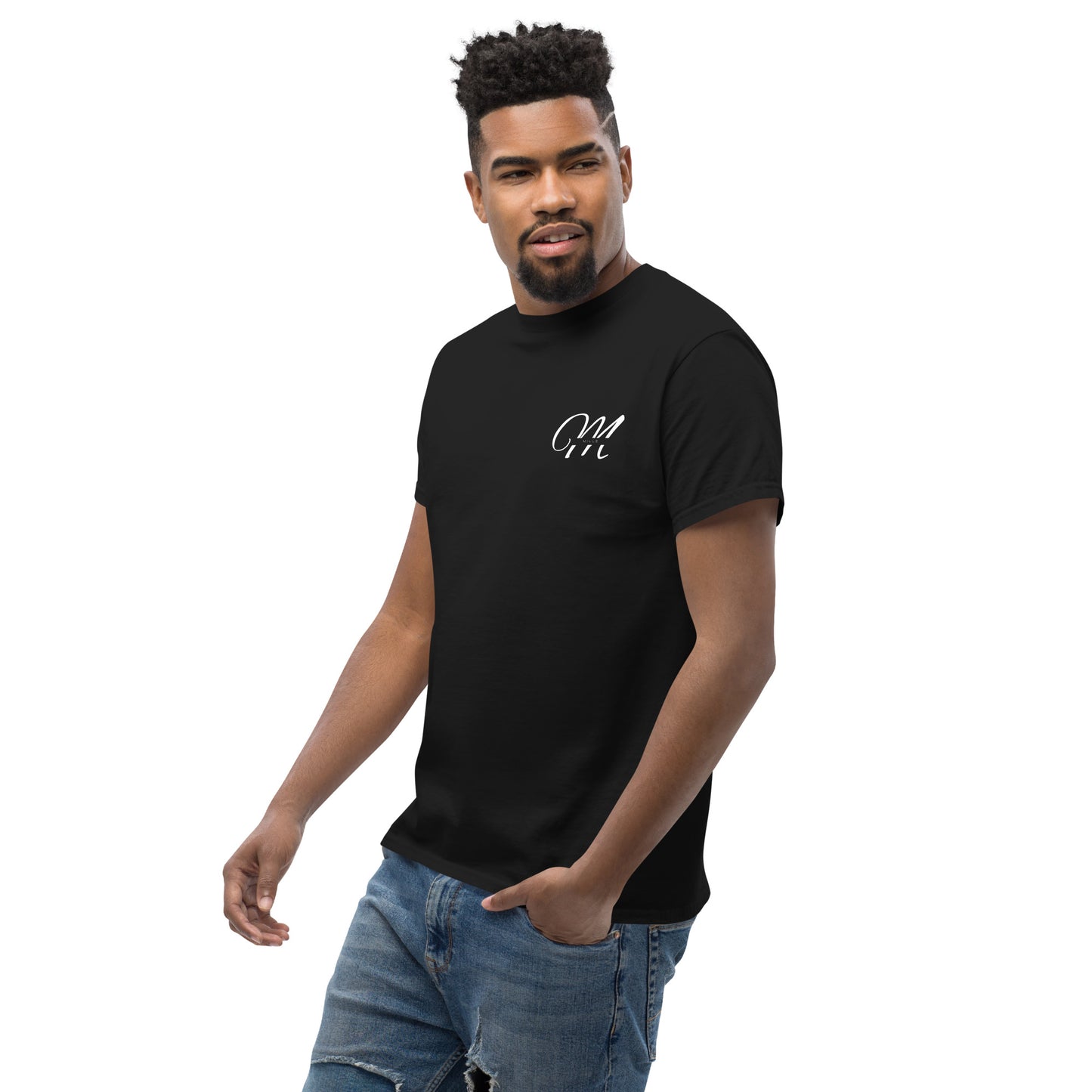 Camiseta MILLE Esencia Clásica de color negro con logo MILLE blanco en el pecho. Vista diagonal de modelo.