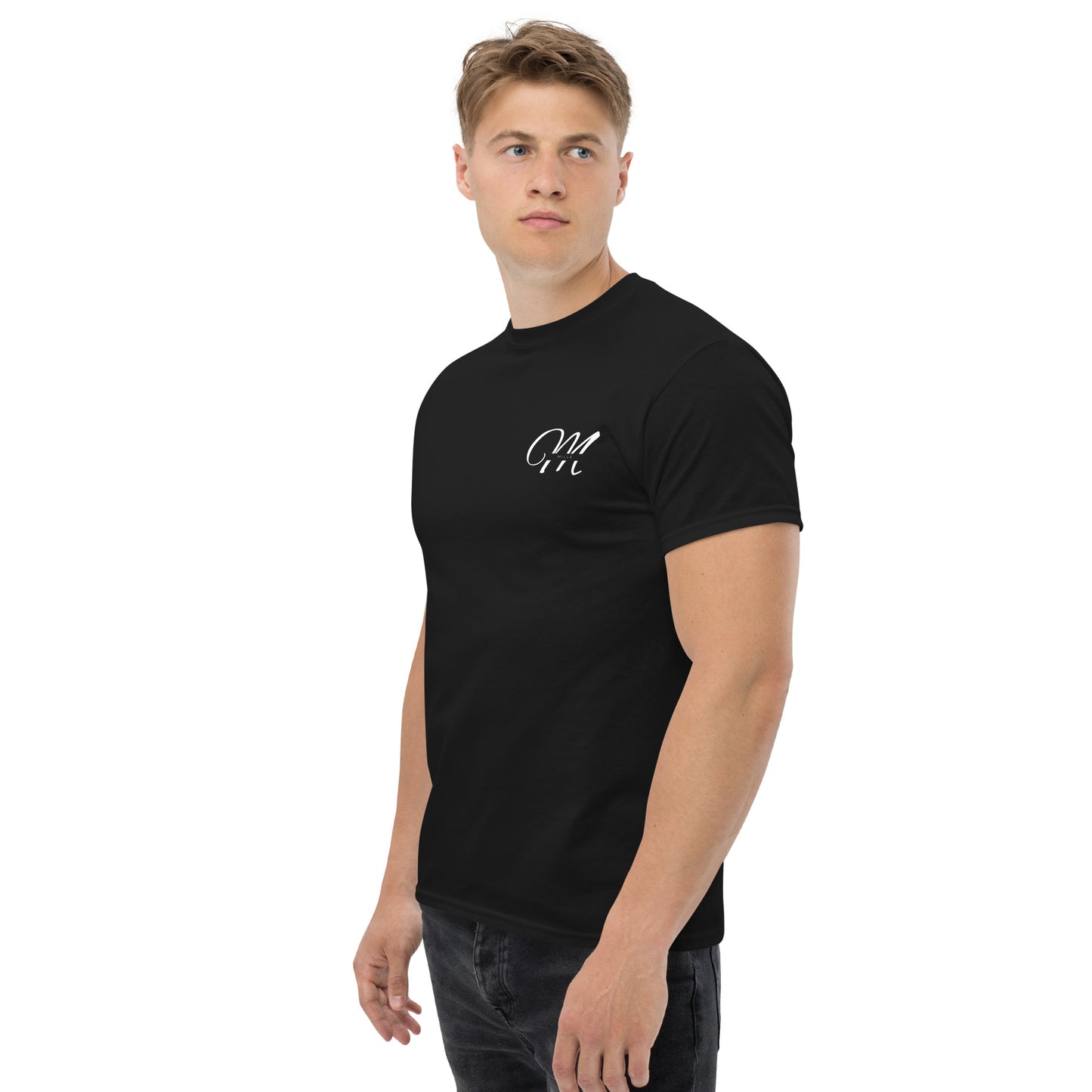 Camiseta MILLE Esencia Clásica de color negro con logo MILLE blanco en el pecho. Vista frontal ligeramente lateral de modelo.