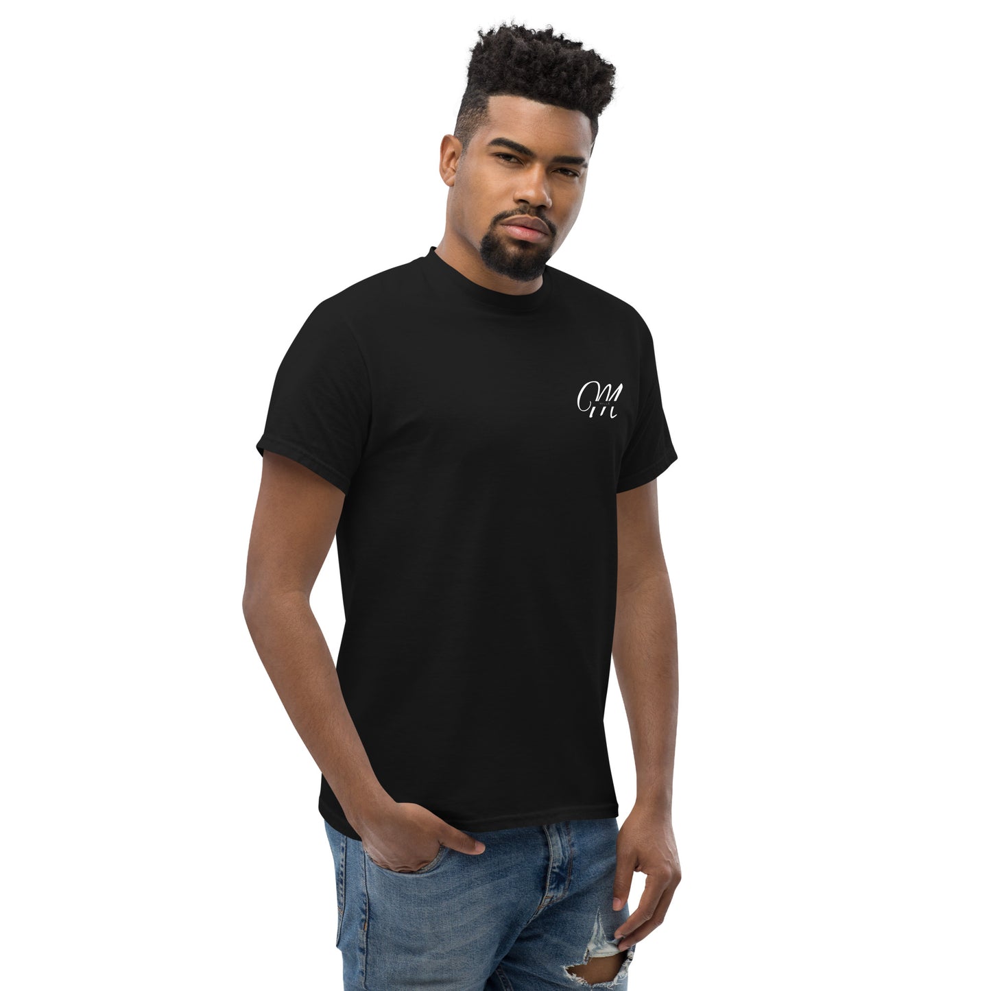 Camiseta MILLE Esencia Clásica de color negro con logo MILLE blanco en el pecho. Vista frontal en modelo con mano en el bolsillo.