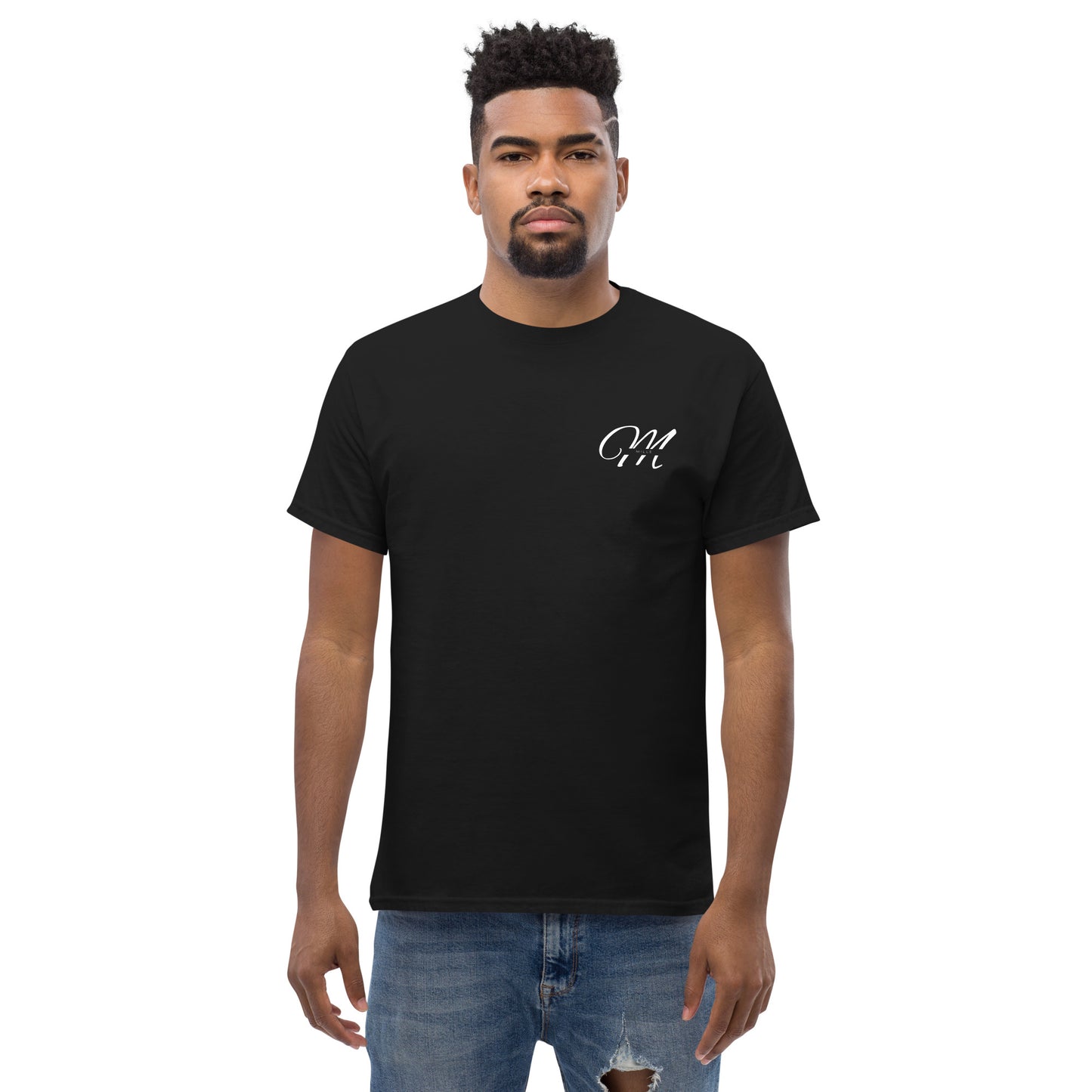 Camiseta MILLE Esencia Clásica de color negro con logo MILLE blanco en el pecho. Vista frontal de modelo con expresión seria.