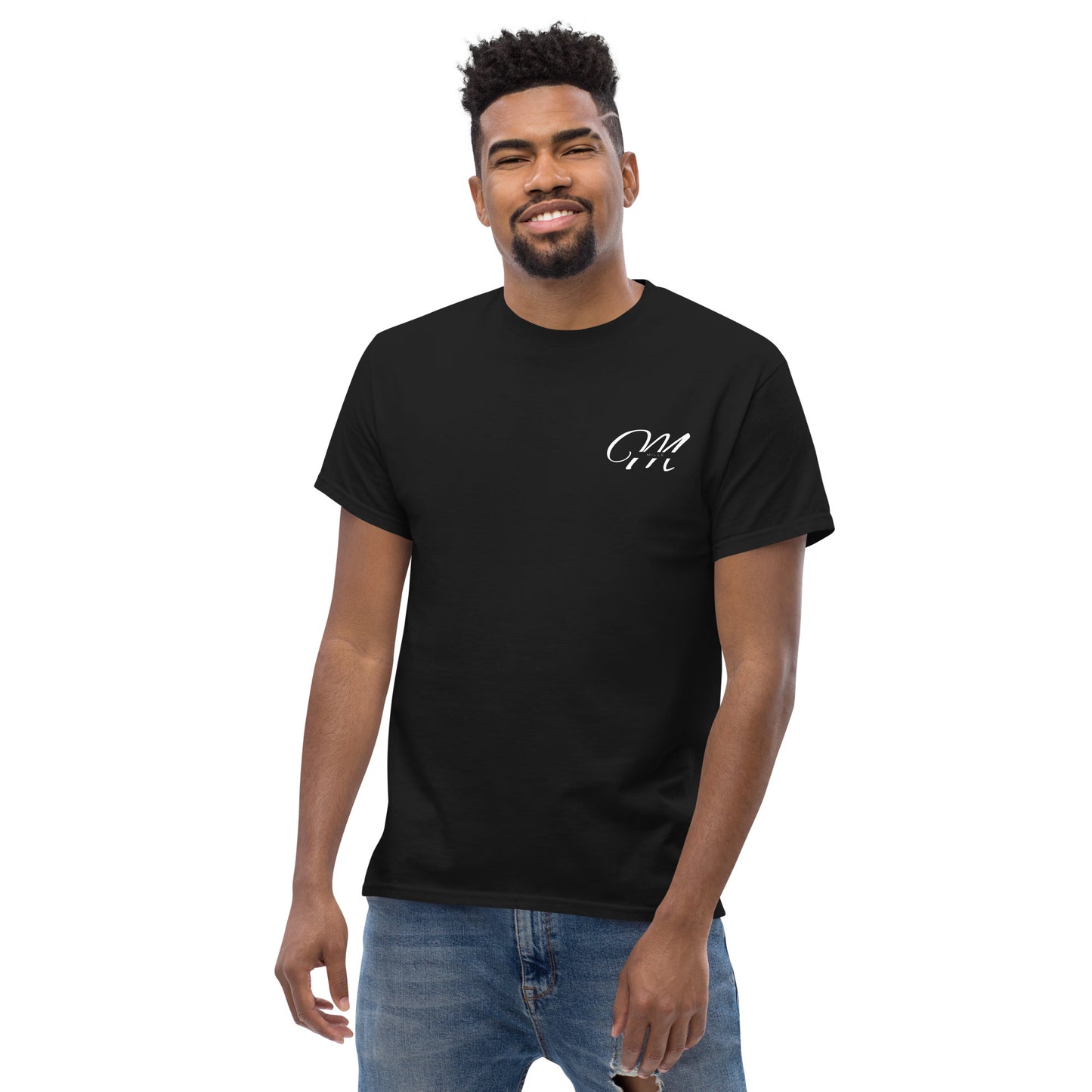 Camiseta MILLE Esencia Clásica de color negro con logo MILLE blanco en el pecho. Vista frontal de modelo sonriente.
