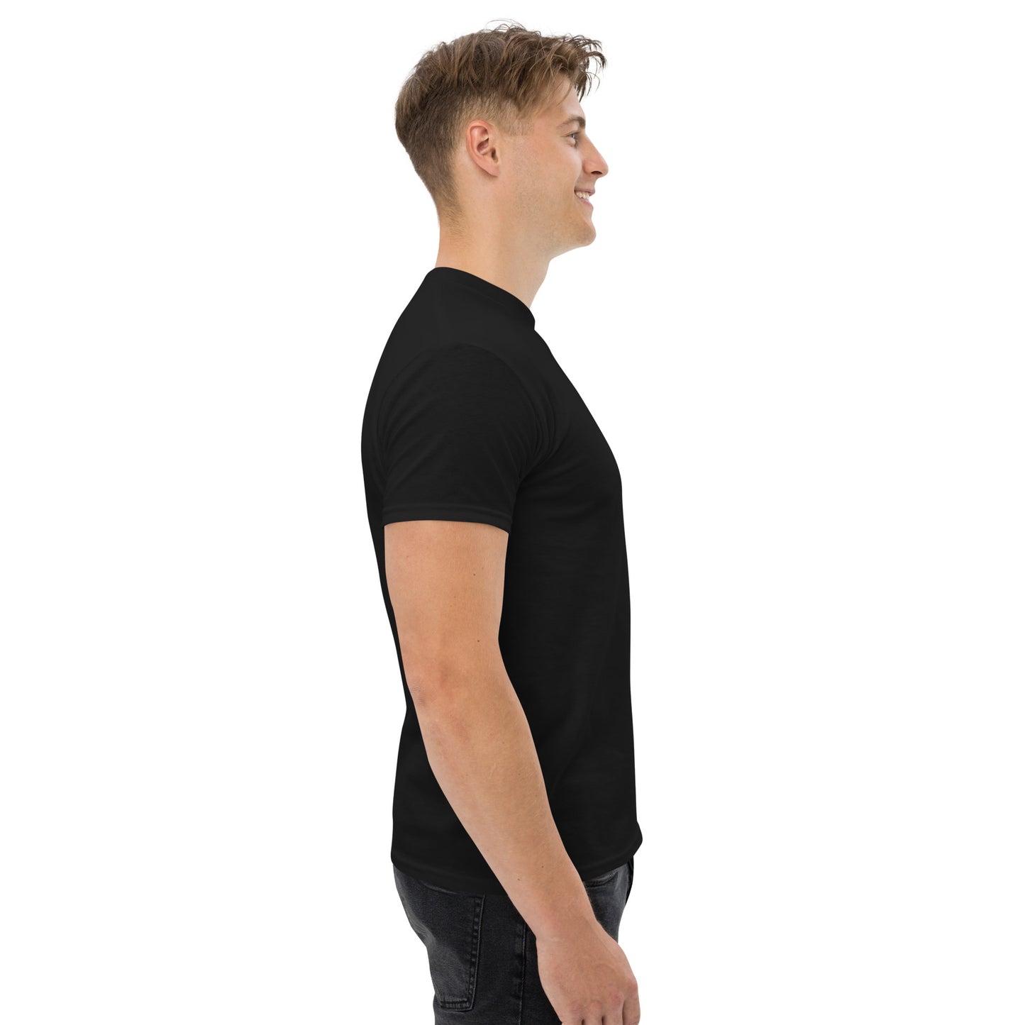 Camiseta MILLE Esencia Clásica de color negro con logo MILLE blanco en el pecho. Vista lateral izquierda de modelo.
