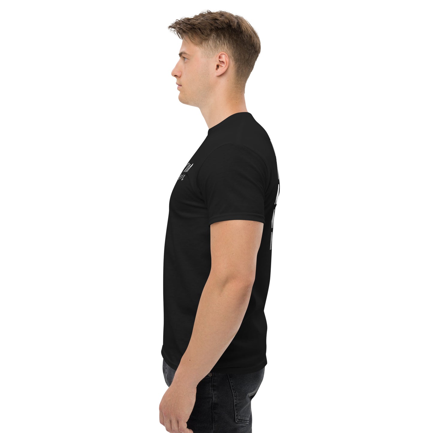 Camiseta MILLE Esencia Clásica de color negro con logo MILLE blanco en el pecho. Vista lateral de modelo.