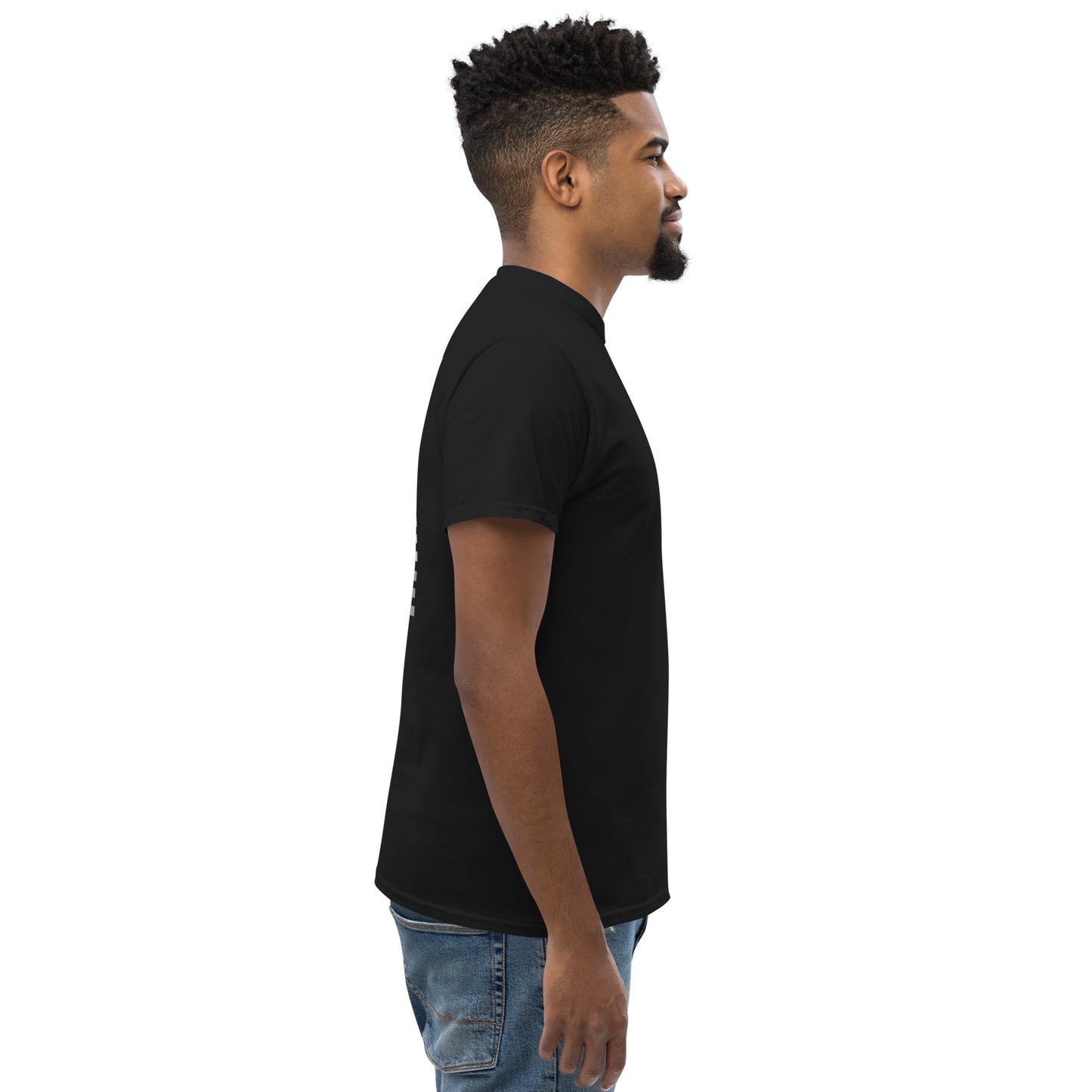 Camiseta MILLE Esencia Clásica de color negro con logo MILLE blanco en el pecho. Vista lateral de modelo.