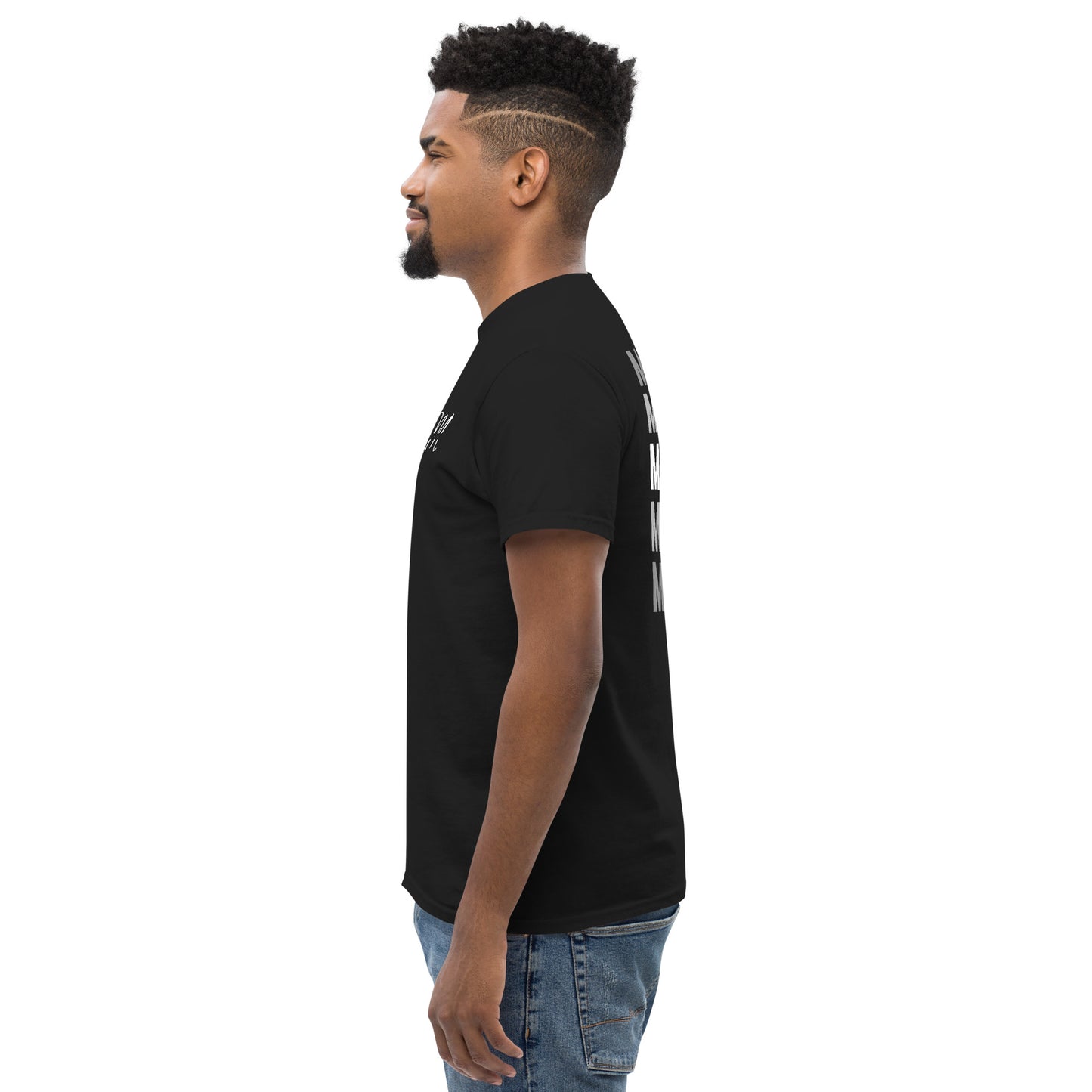 Camiseta MILLE Esencia Clásica de color negro con diseño de texto MILLE en la espalda. Vista lateral trasera de modelo.