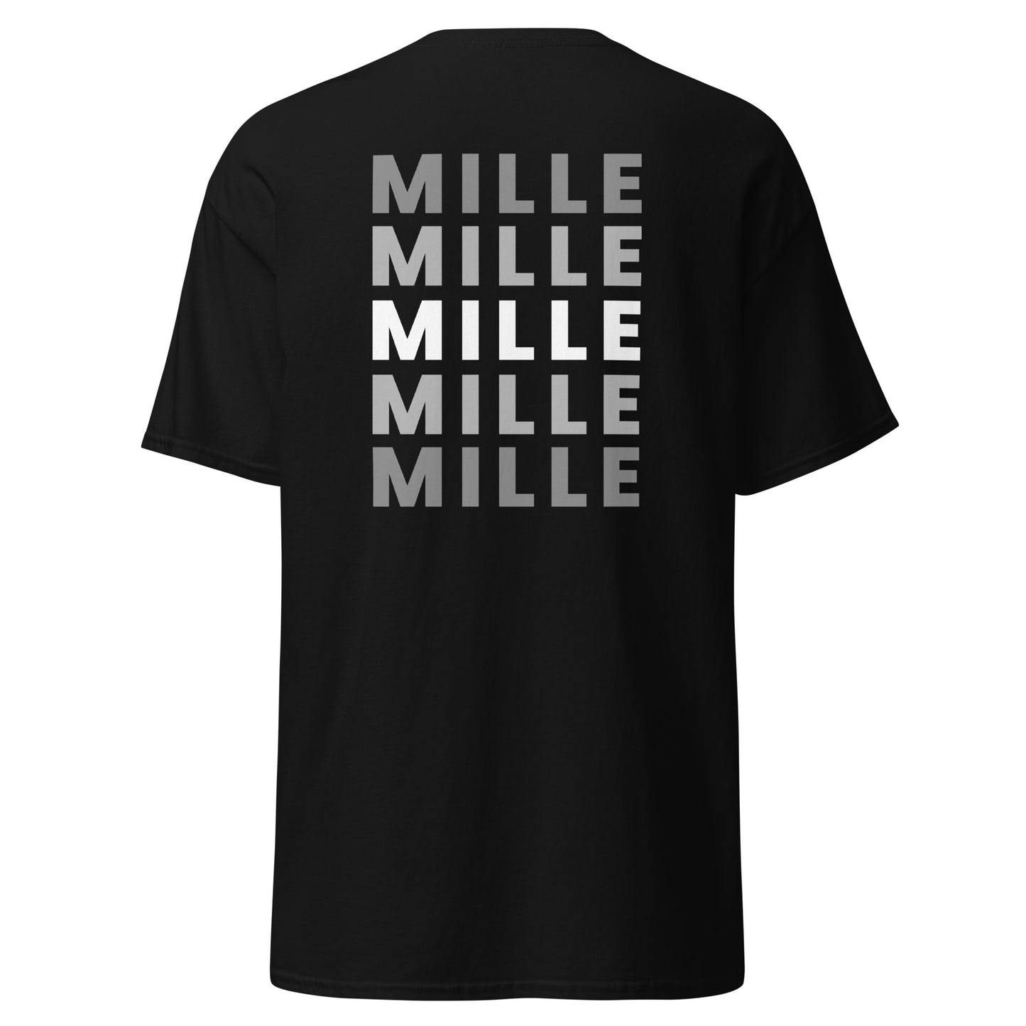 Camiseta MILLE Esencia Clásica de color negro, vista trasera cercana mostrando el diseño de texto MILLE repetido en gris.