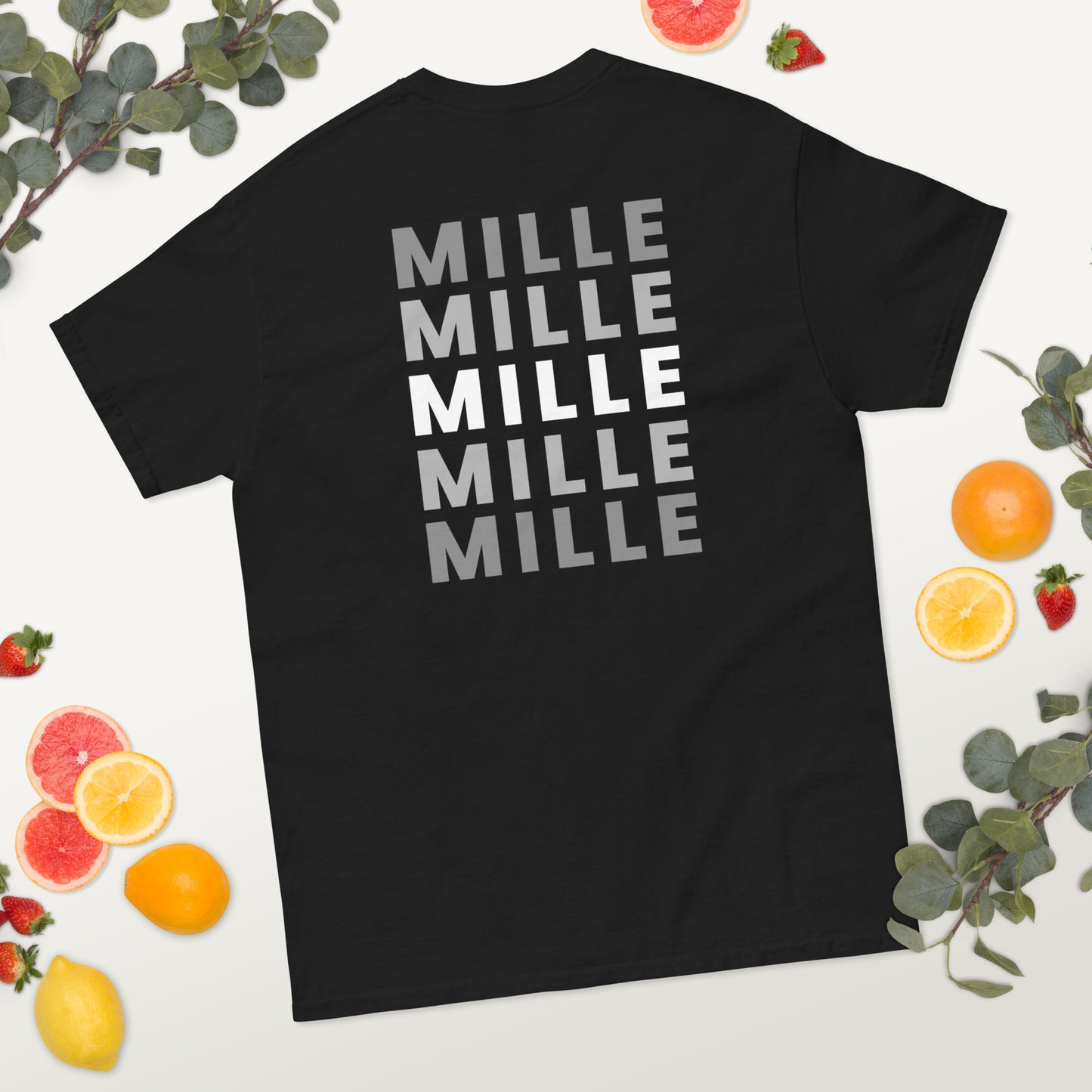 Camiseta MILLE Esencia Clásica de color negro con diseño de texto MILLE repetido en la espalda. Vista trasera.