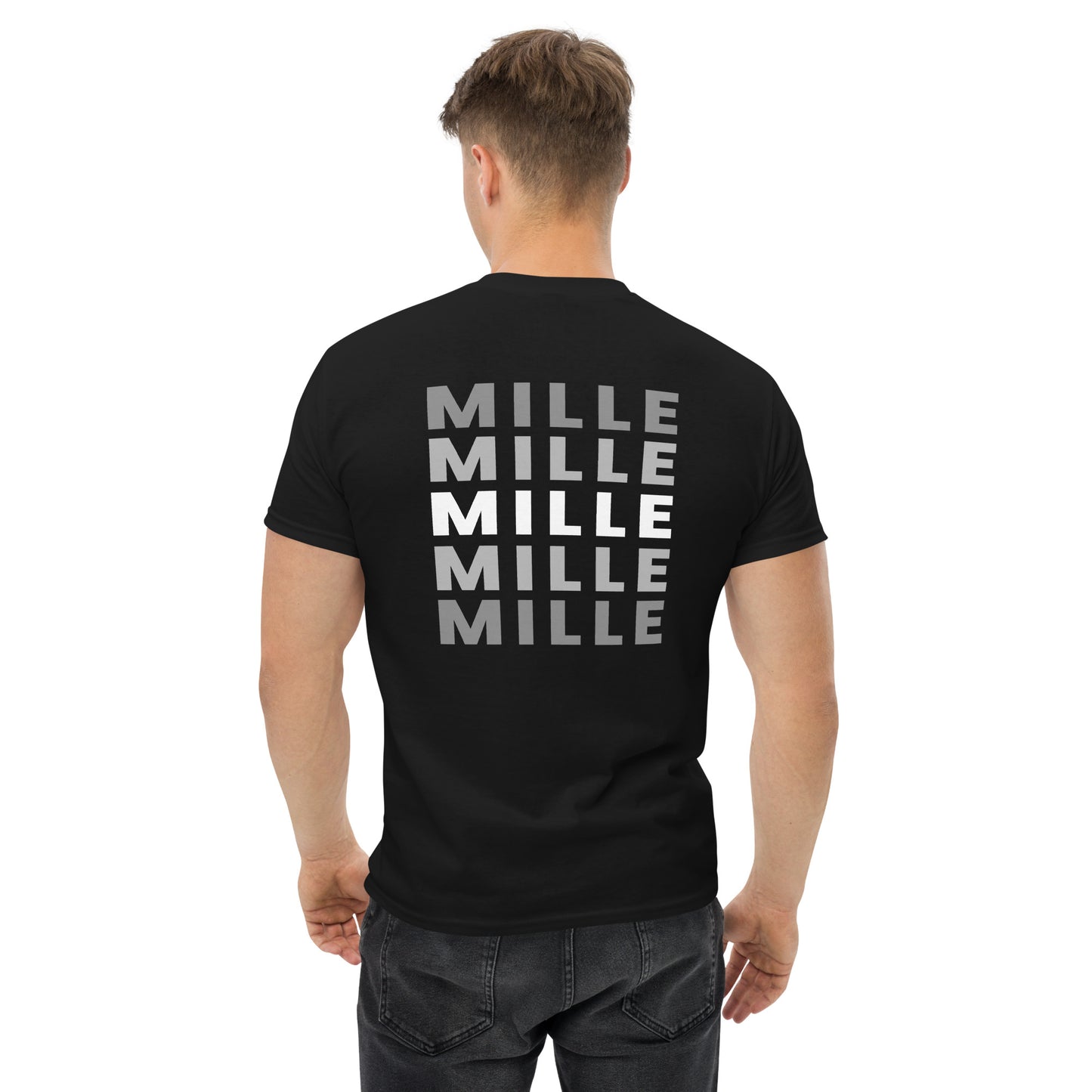 Camiseta MILLE Esencia Clásica de color negro con diseño de texto MILLE repetido en gris en la espalda. Vista trasera de modelo.
