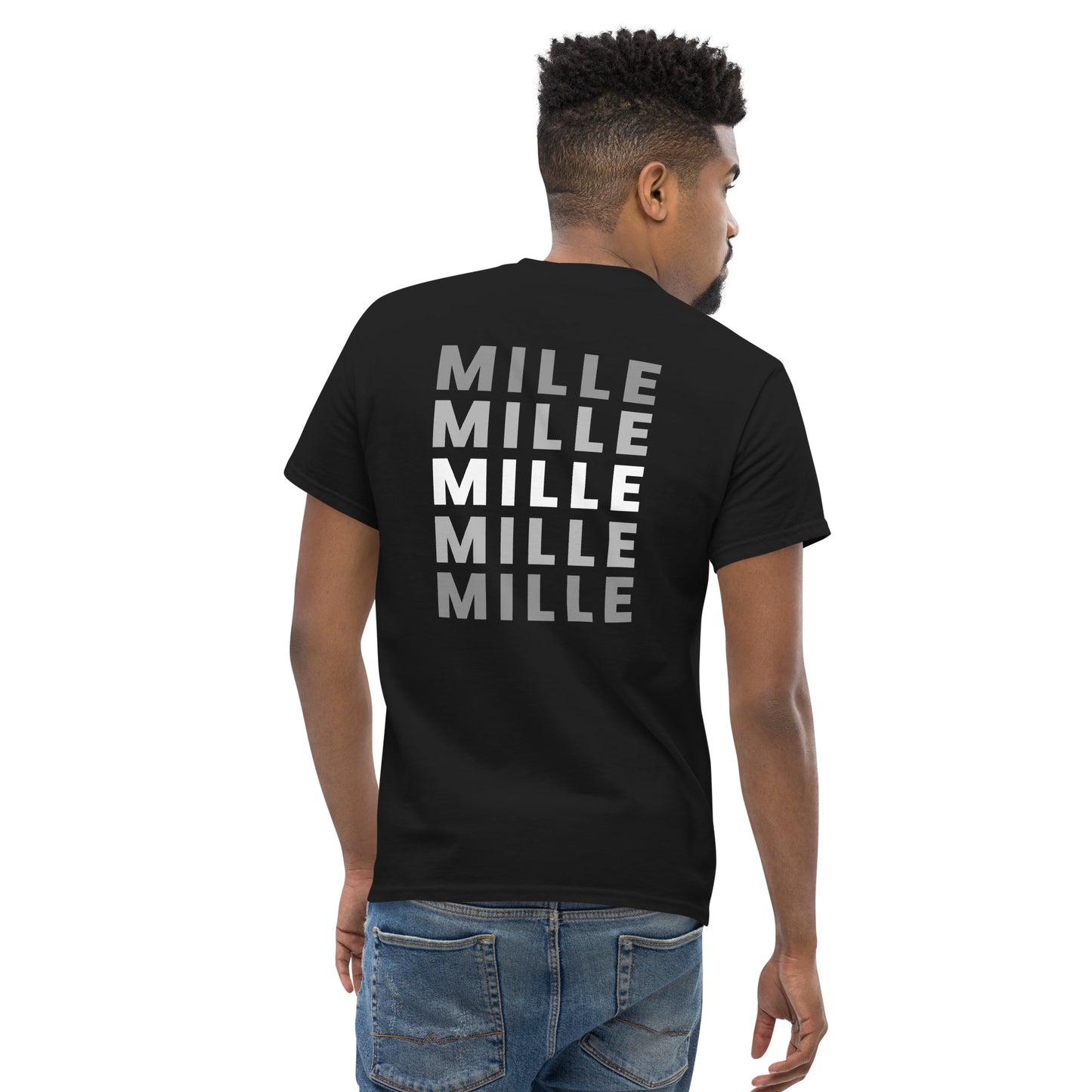 Camiseta MILLE Esencia Clásica de color negro con diseño de texto MILLE repetido en la espalda. Vista trasera en modelo.