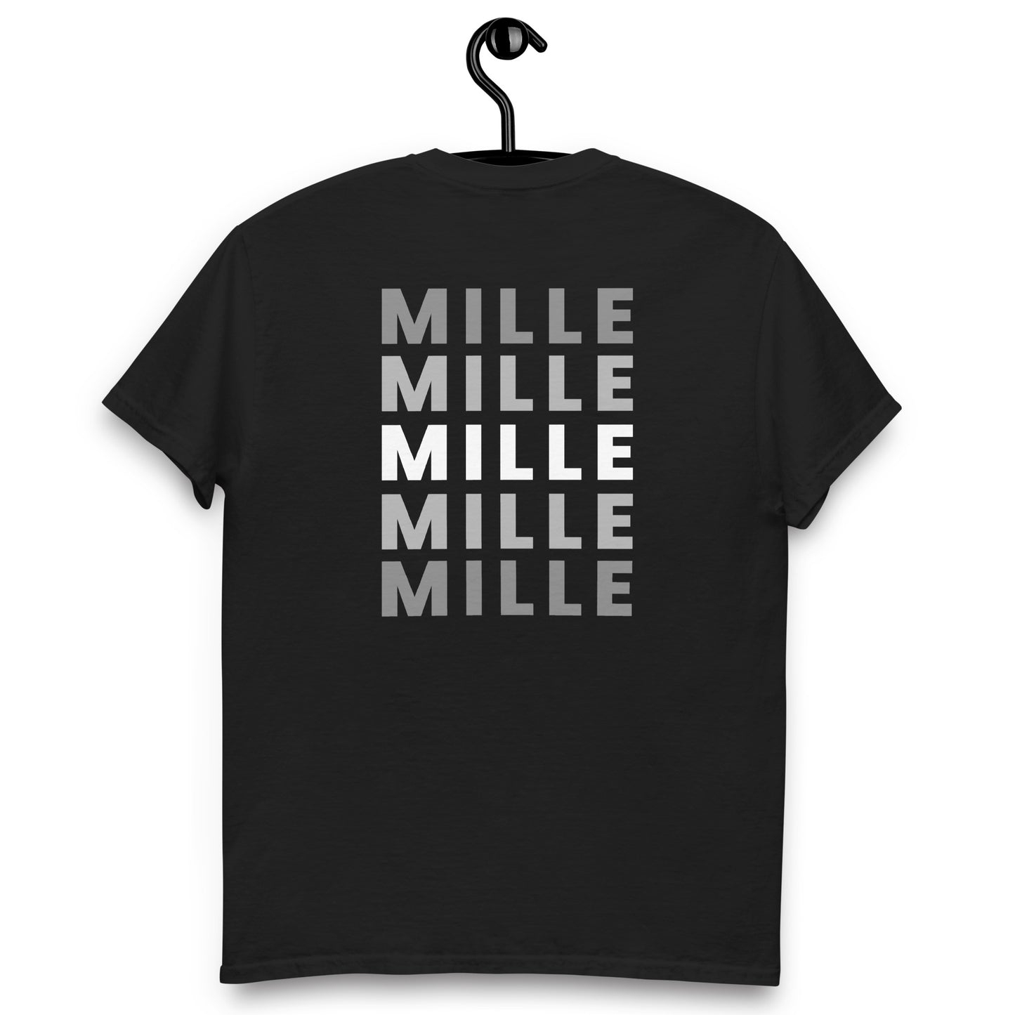 Camiseta MILLE Esencia Clásica de color negro con diseño de texto MILLE repetido en la espalda. Vista trasera de la prenda en percha.