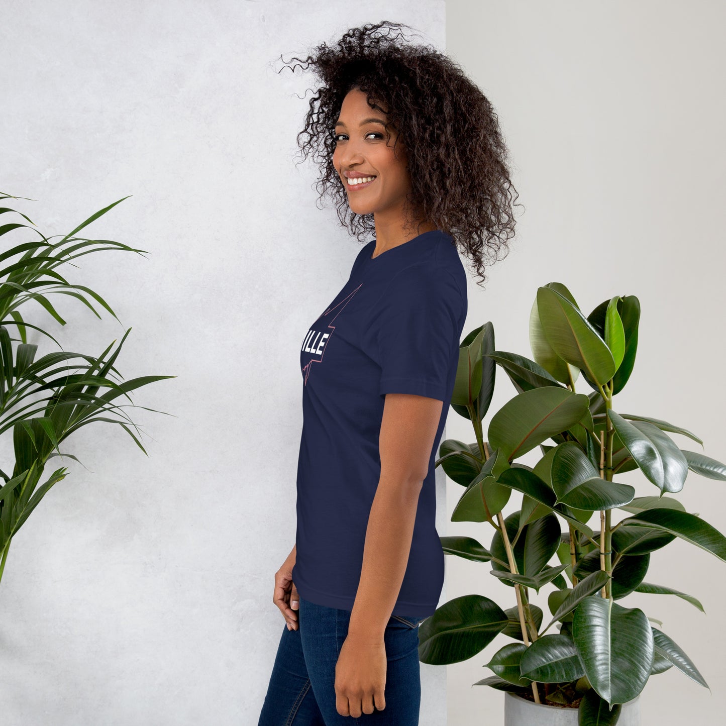 Camiseta MILLE GRIT Aura de color azul marino con logo MILLE y líneas gráficas. Vista de perfil en modelo.