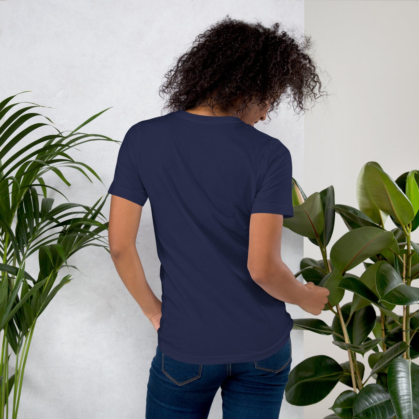 Camiseta MILLE GRIT Aura de color azul marino. Vista trasera en modelo femenino.