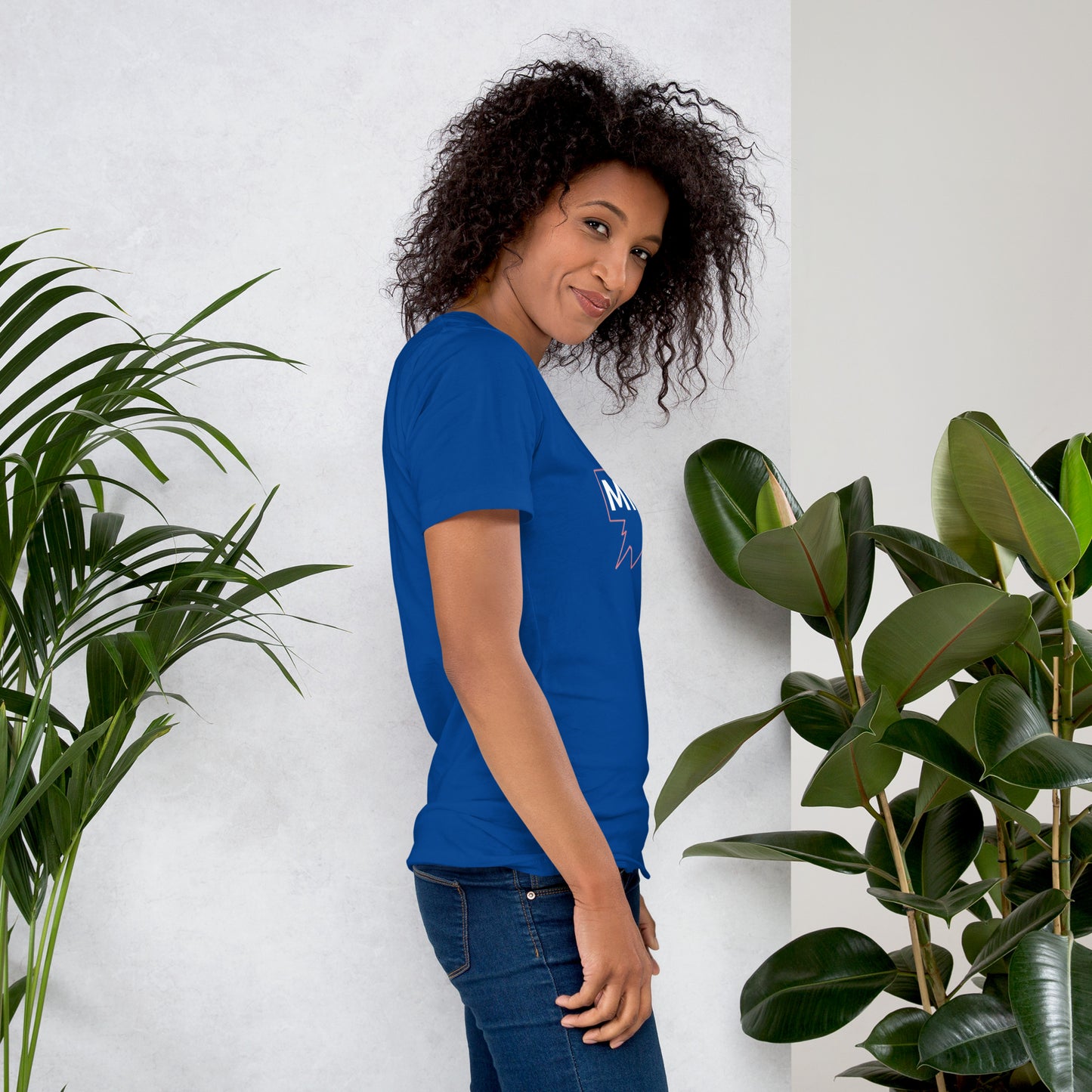 Camiseta MILLE GRIT Aura de color azul royal con logo MILLE y líneas gráficas. Vista de perfil en modelo.