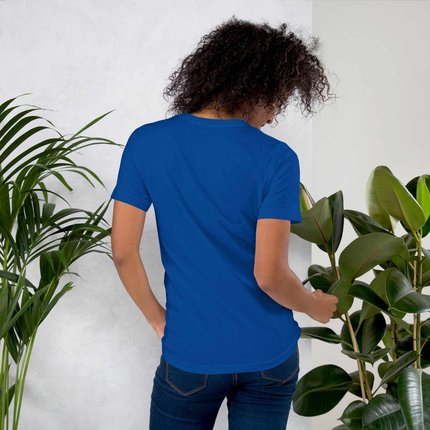 Camiseta MILLE GRIT Aura de color azul royal. Vista trasera en modelo femenino.
