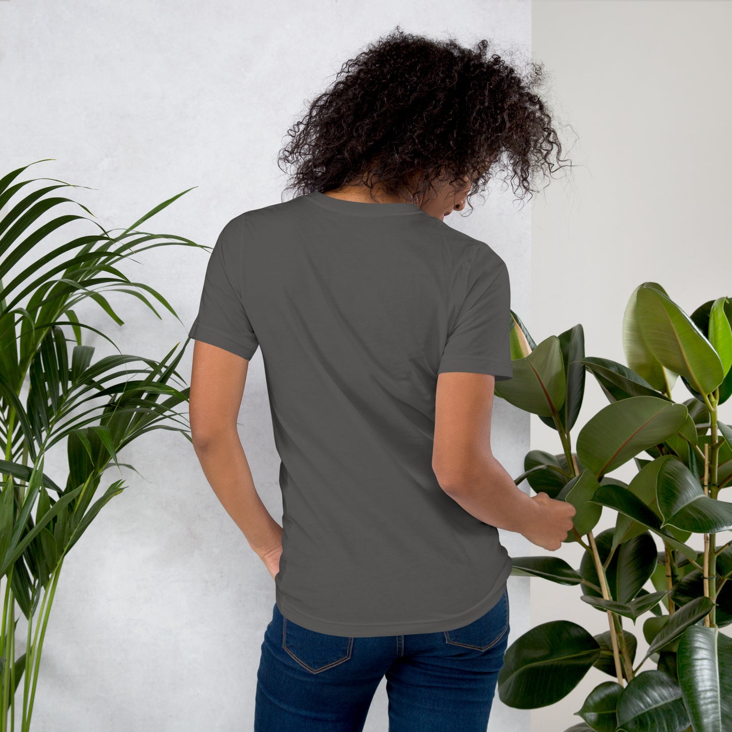 Camiseta MILLE GRIT Aura de color gris carbón (Dark Grey). Vista trasera en modelo femenino.