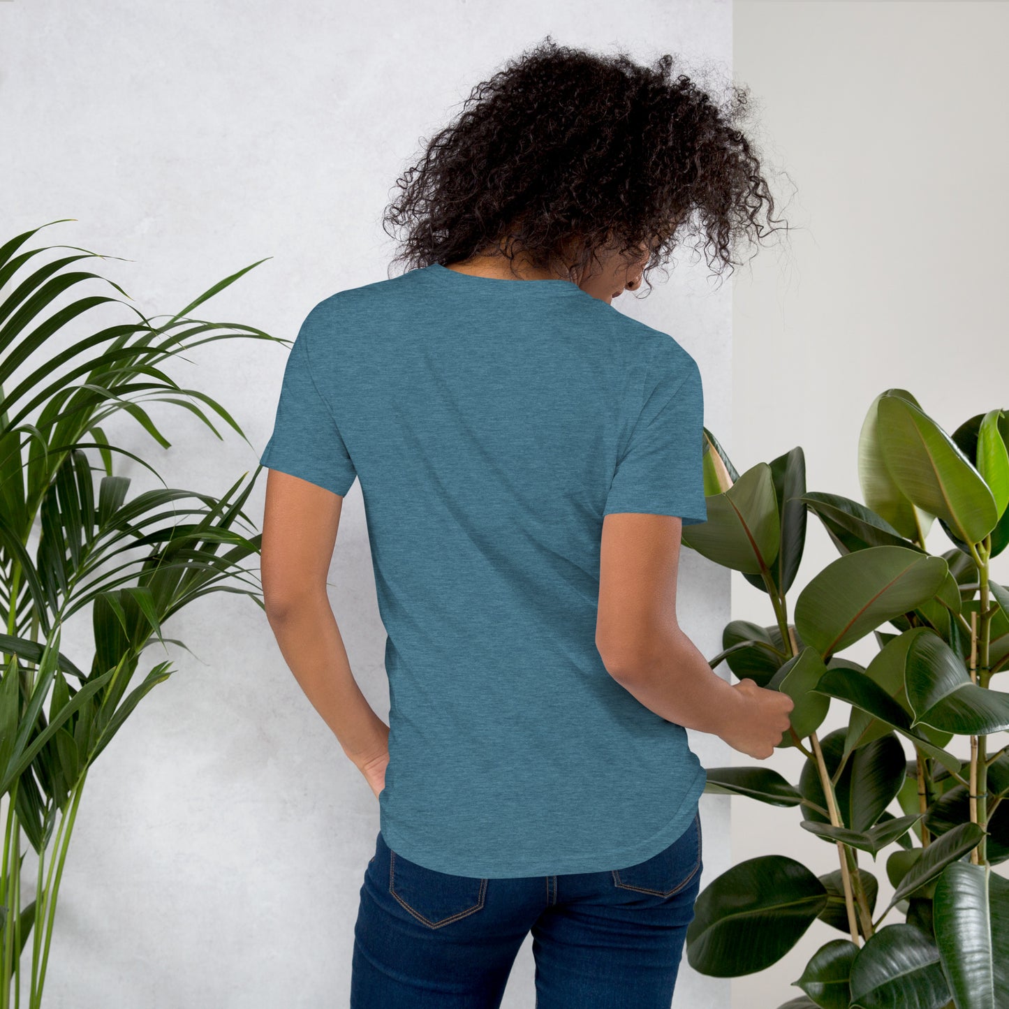 Camiseta MILLE GRIT Aura de color azul jaspeado oscuro (Heather Deep). Vista trasera en modelo femenino.