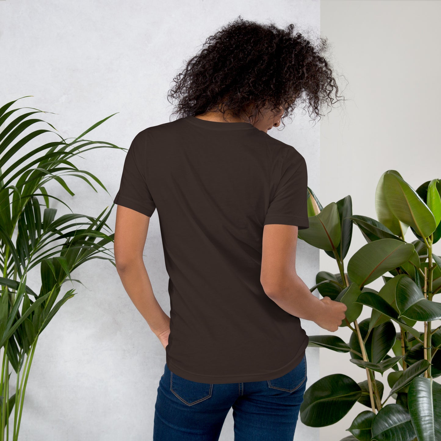 Camiseta MILLE GRIT Aura de color marrón. Vista trasera en modelo femenino.