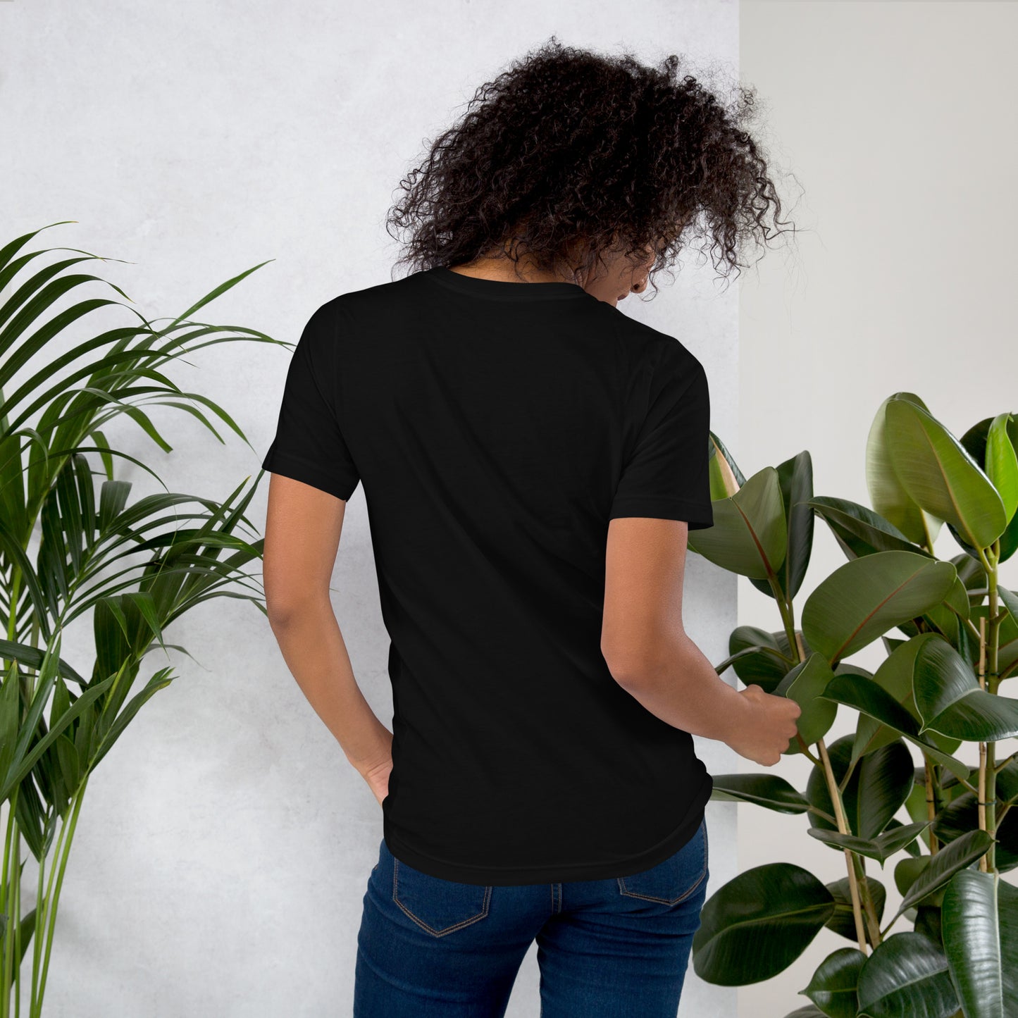 Camiseta MILLE GRIT Aura de color negro. Vista trasera en modelo femenino.