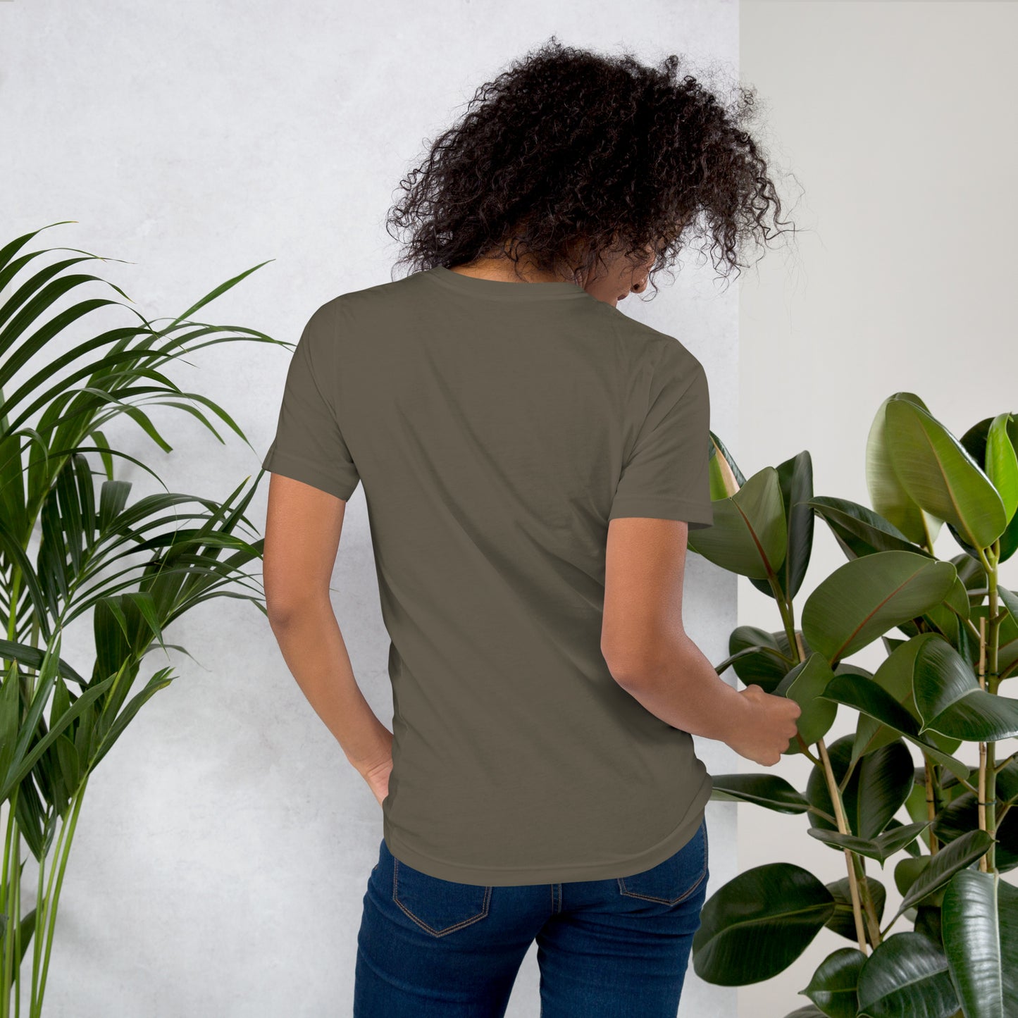 Camiseta MILLE GRIT Aura de color verde oliva (Army). Vista trasera en modelo femenino.