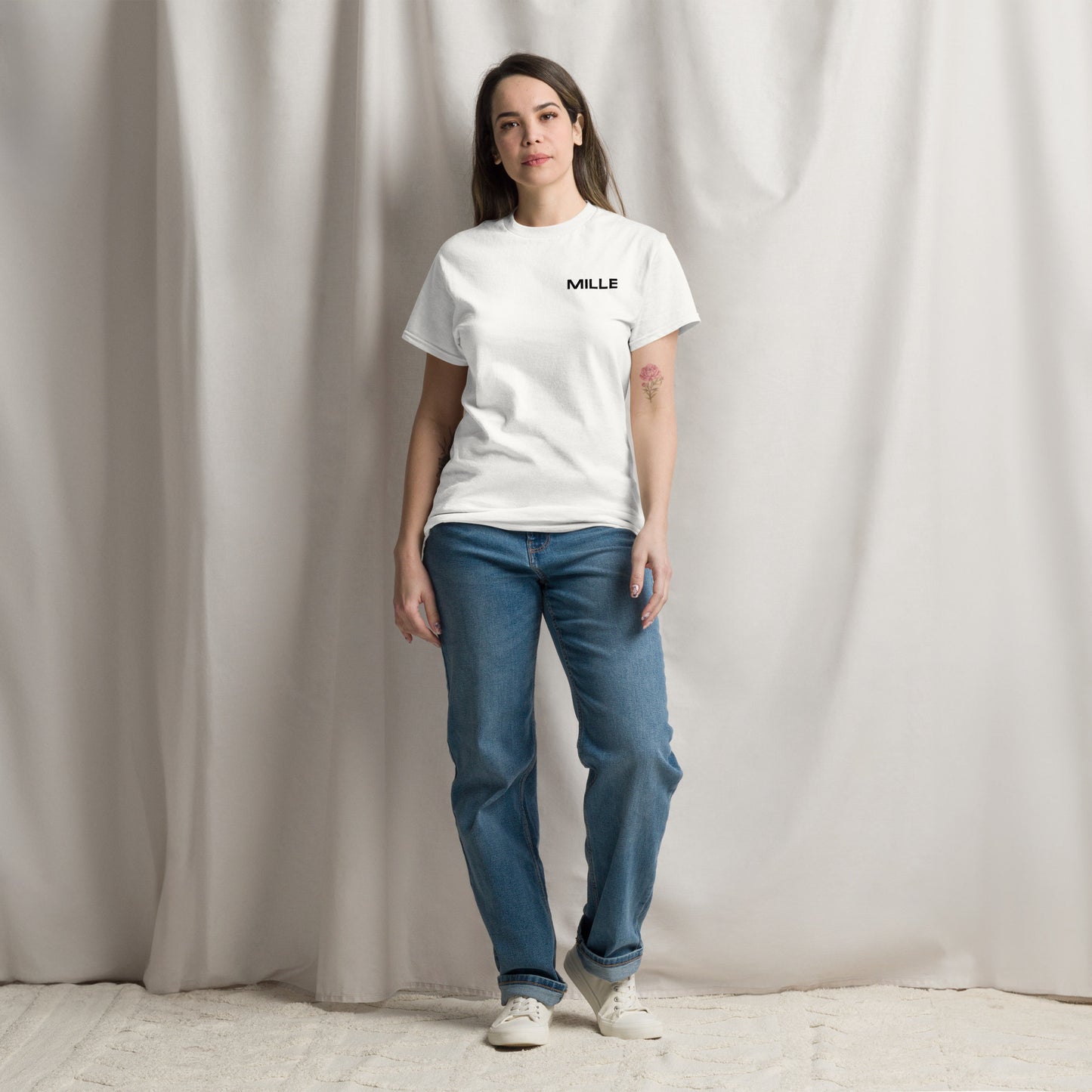 Camiseta MILLE Impronta de color blanco con logo MILLE pequeño en el pecho. Vista frontal en modelo femenino.