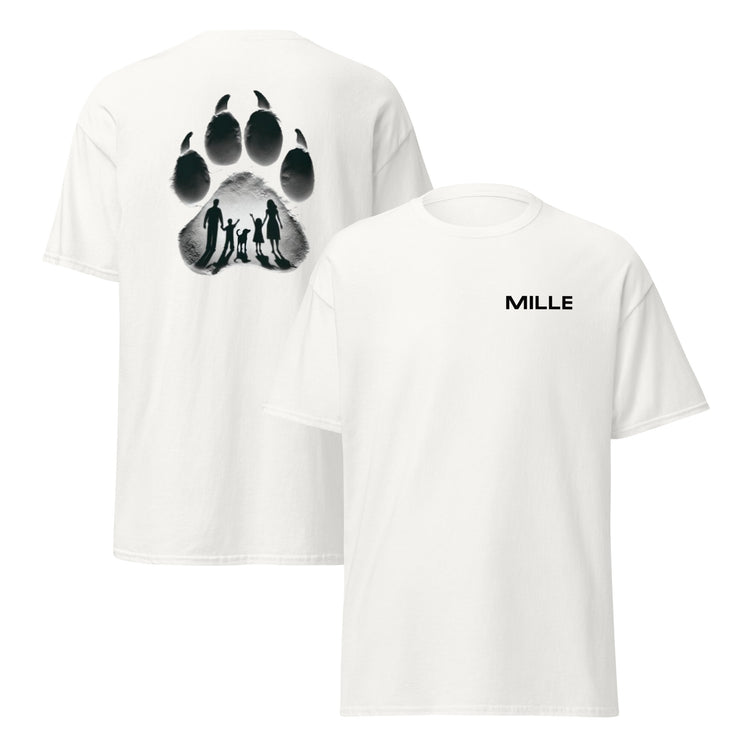 Dos camisetas MILLE Impronta de color blanco, una con vista frontal mostrando el logo MILLE y otra con vista trasera mostrando el diseño de huella.