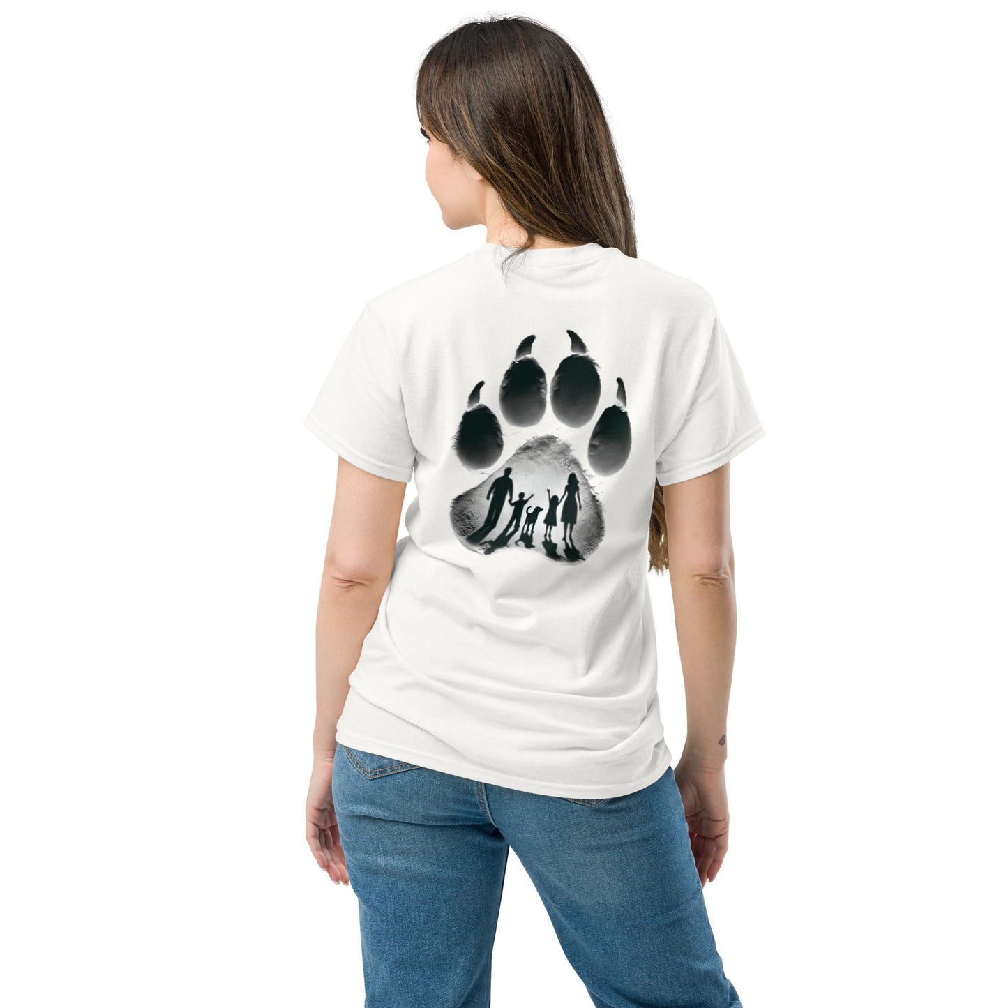 Camiseta MILLE Impronta de color blanco con diseño de huella en la espalda. Vista trasera en modelo femenino.
