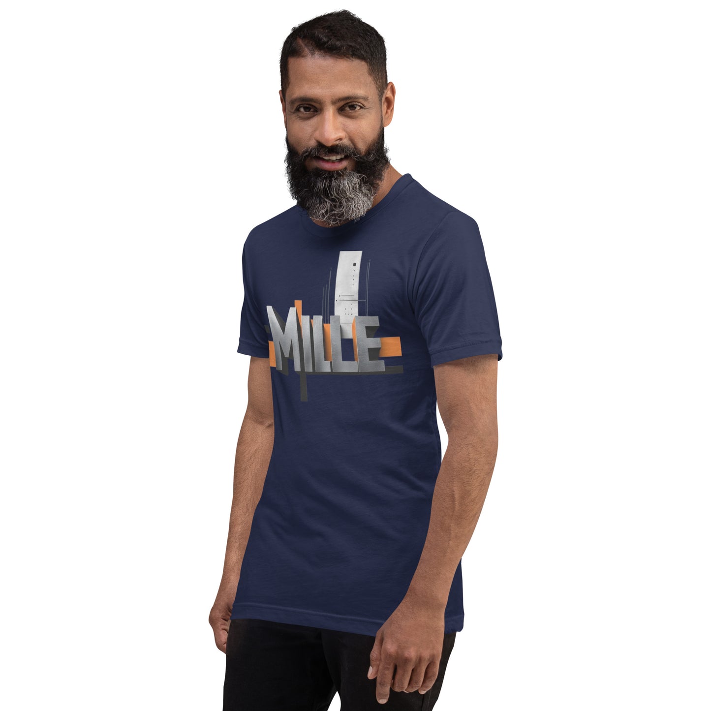 Camiseta MILLE Pillar de color azul marino con logo MILLE grande y vertical. Vista frontal lateral en modelo.